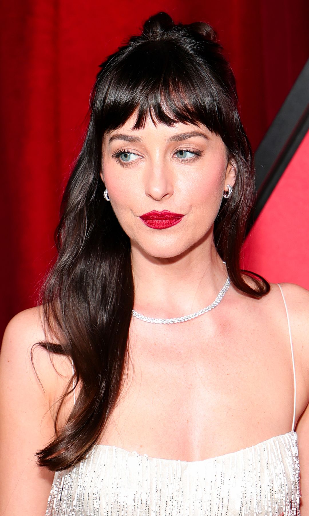 Dakota Johnson en el estreno de Verity en Nueva York con semirrecogido y labial rojo