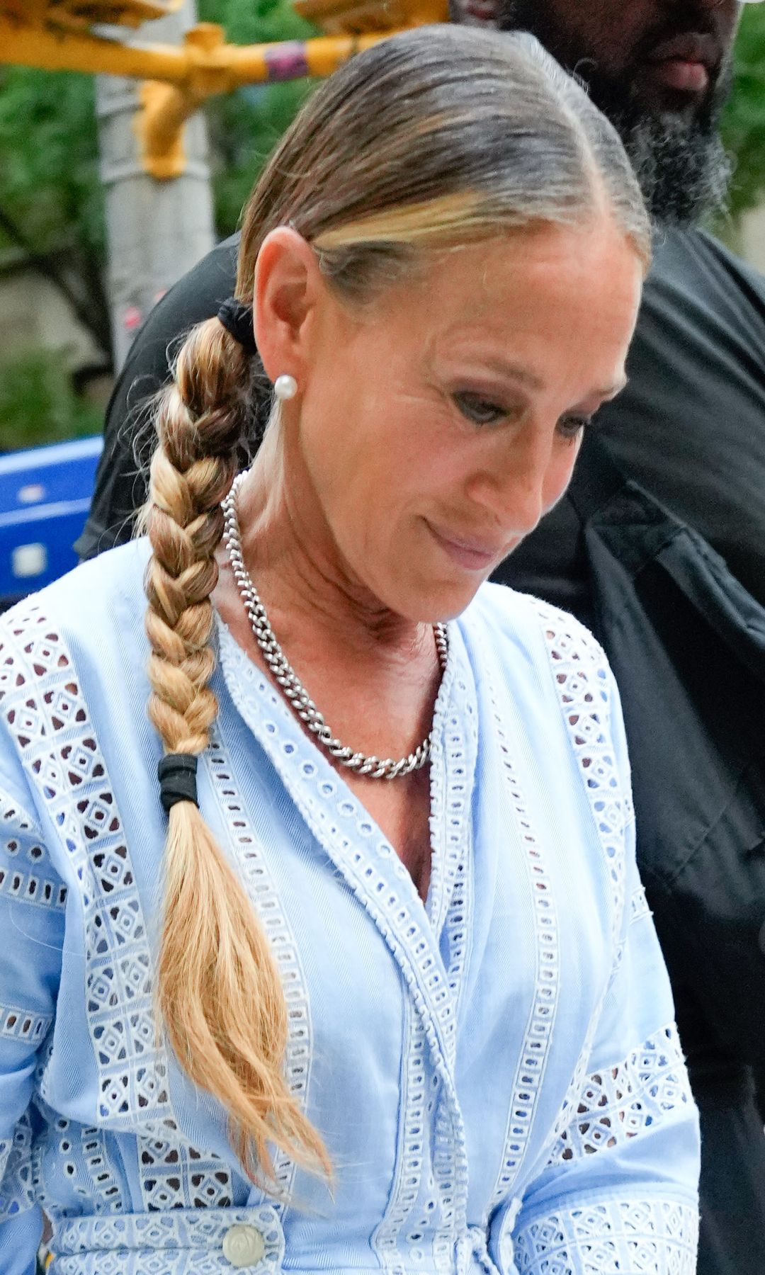 Sarah Jessica Parker con vestido camisero azul y trenza por Nueva York en 2024