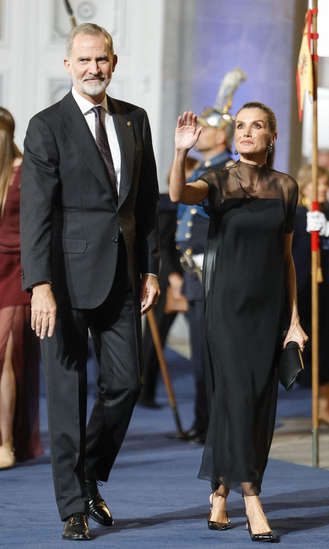 Felipe VI de España y Letizia Ortiz caminan en una ceremonia formal.