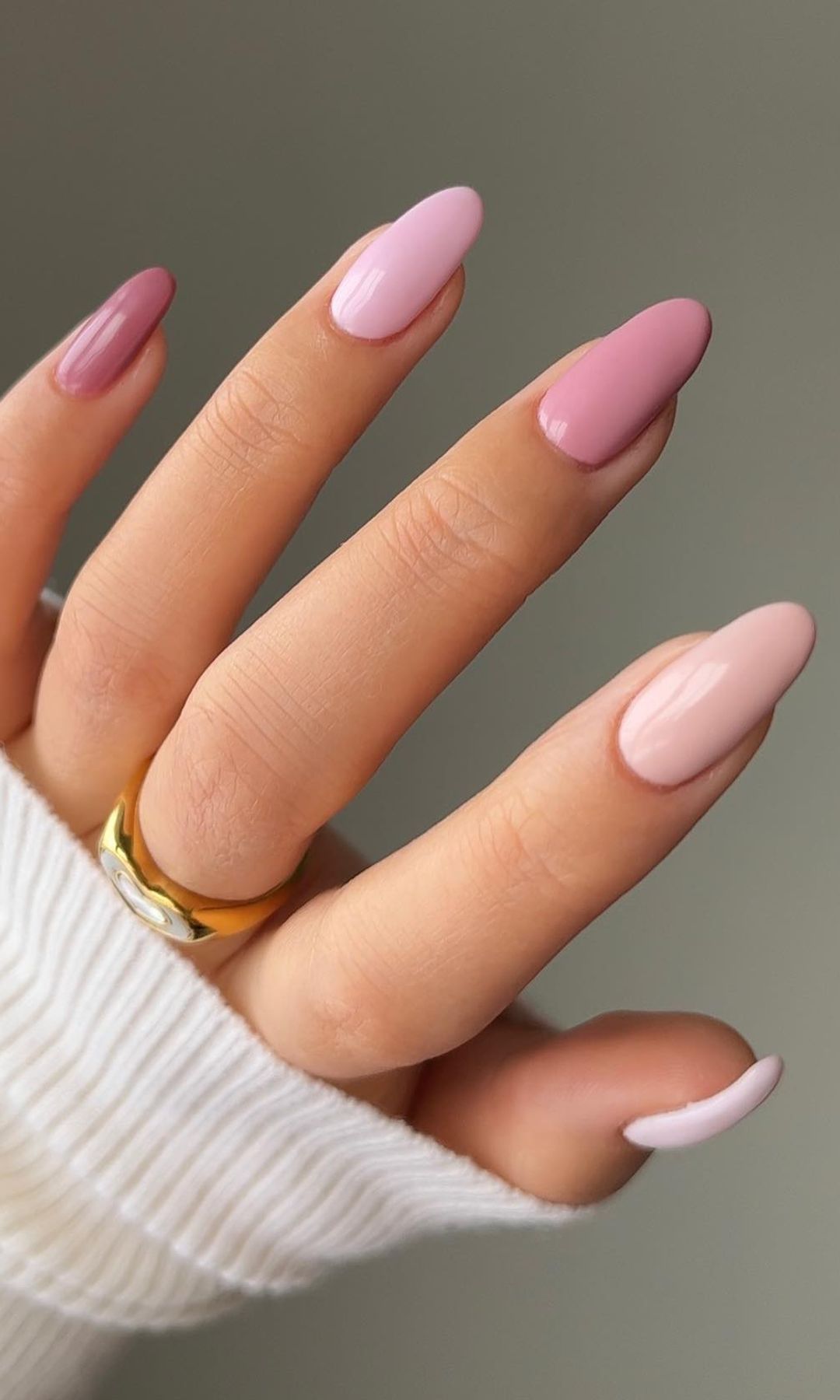 Manicura con diferentes tonos de rosa