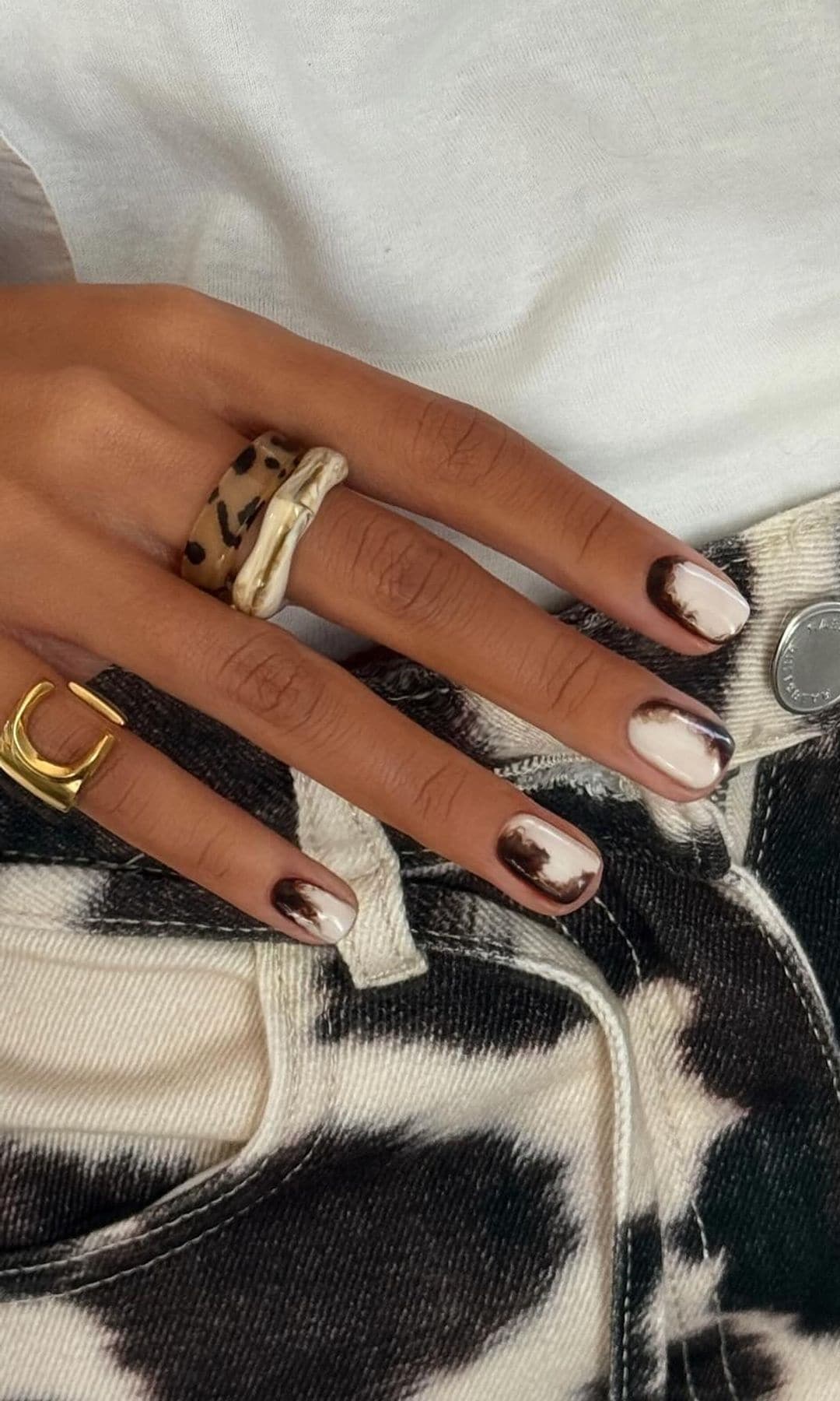 Manicura marrón 