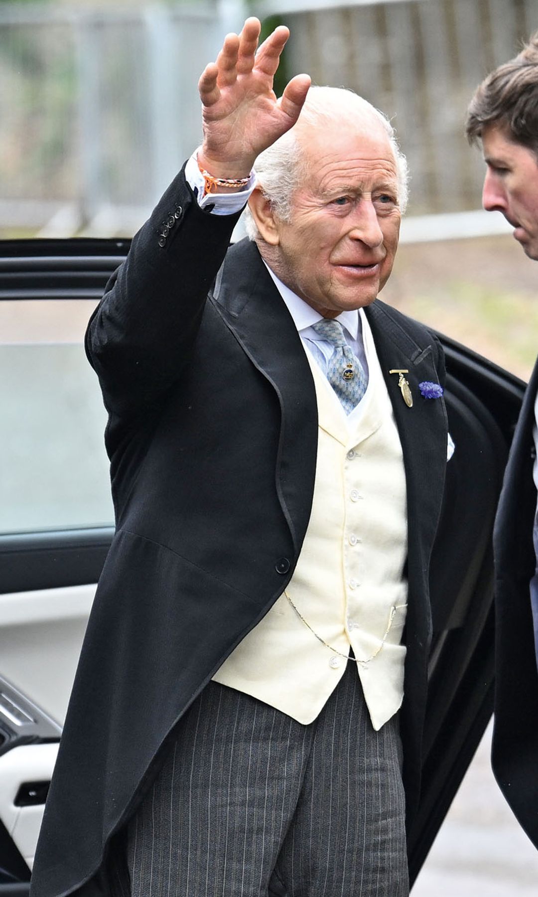 El rey Carlos, acompañado de Camilla, también acudió a la boda de Peter Phillips, sobrino del rey Carlos III, y Harriet Sperling