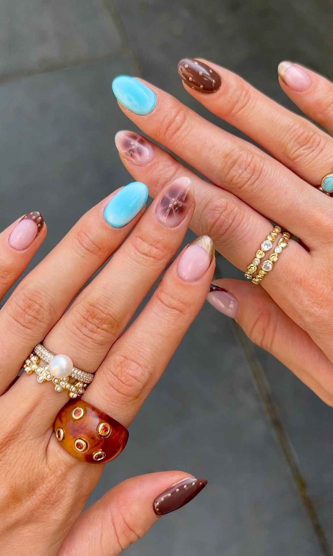Manicura azul turquesa y marrón