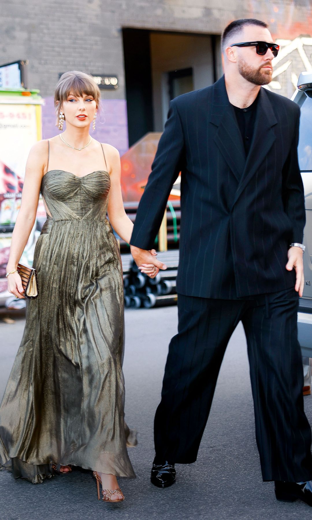 Taylor Swift, una perfecta invitada de boda en tono oliva