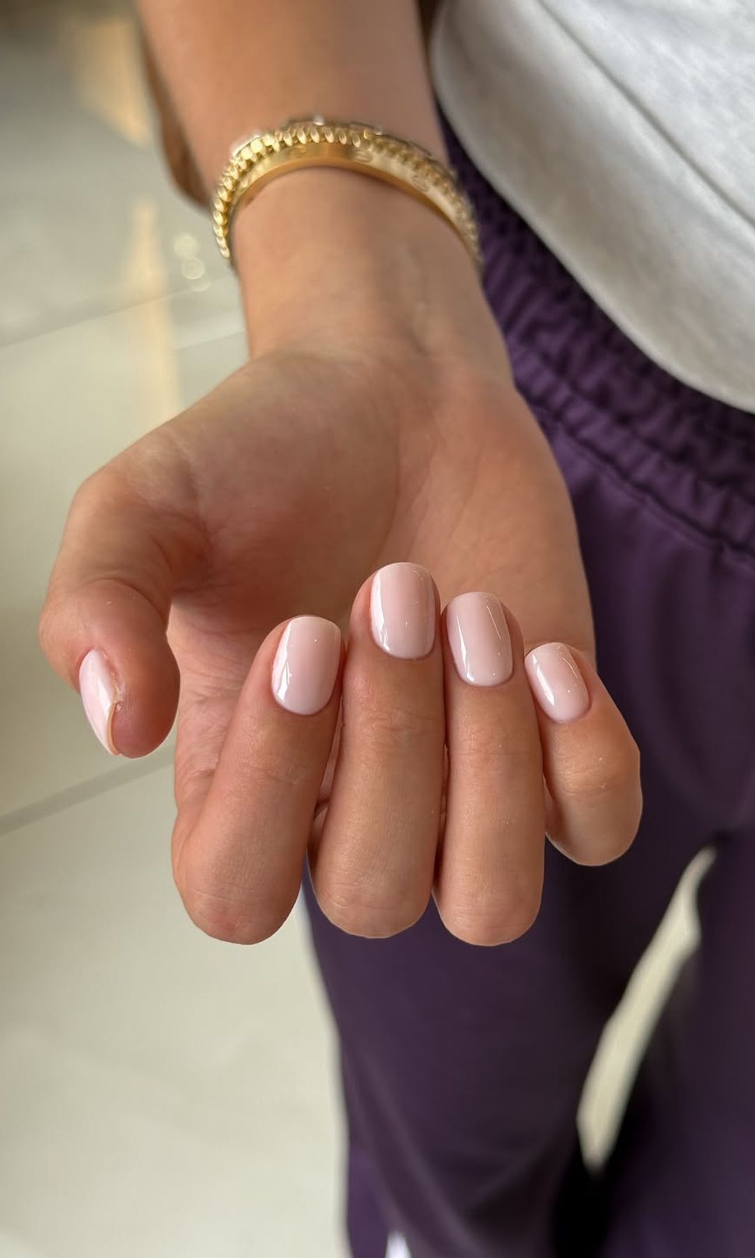 Manicura rosa natural y corta