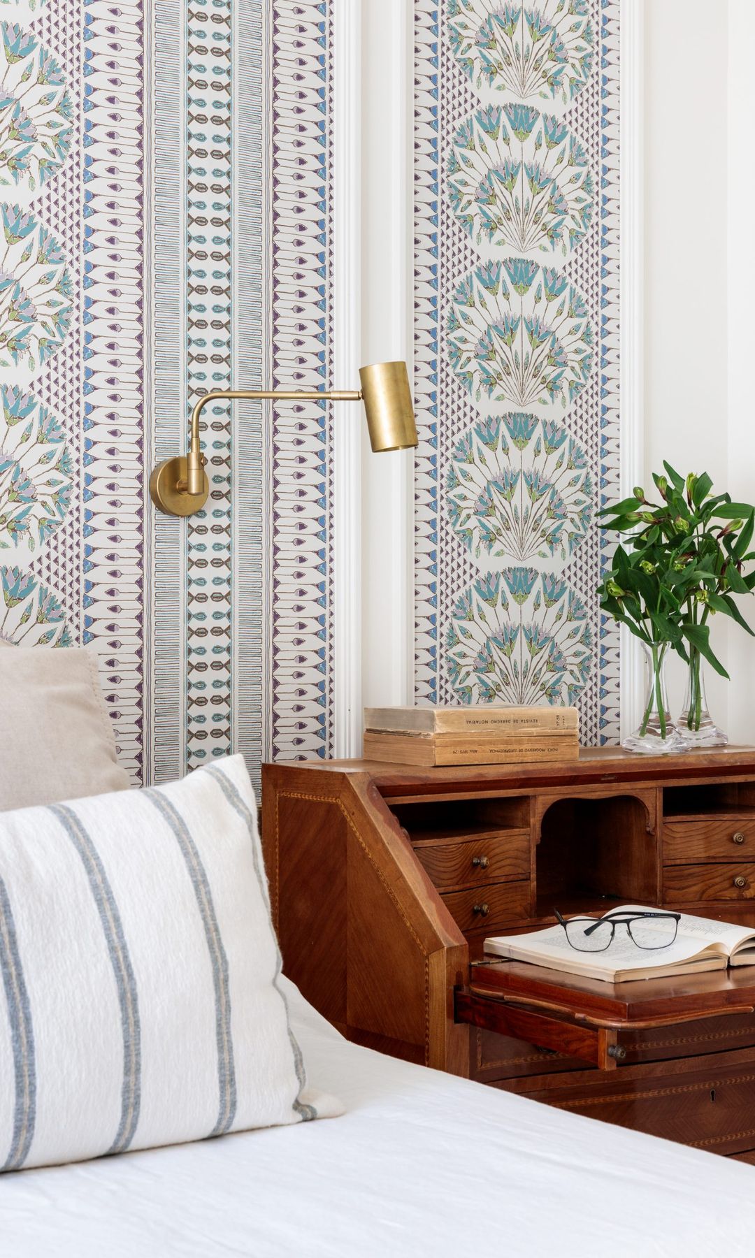 Dormitorio con mueble antiguo