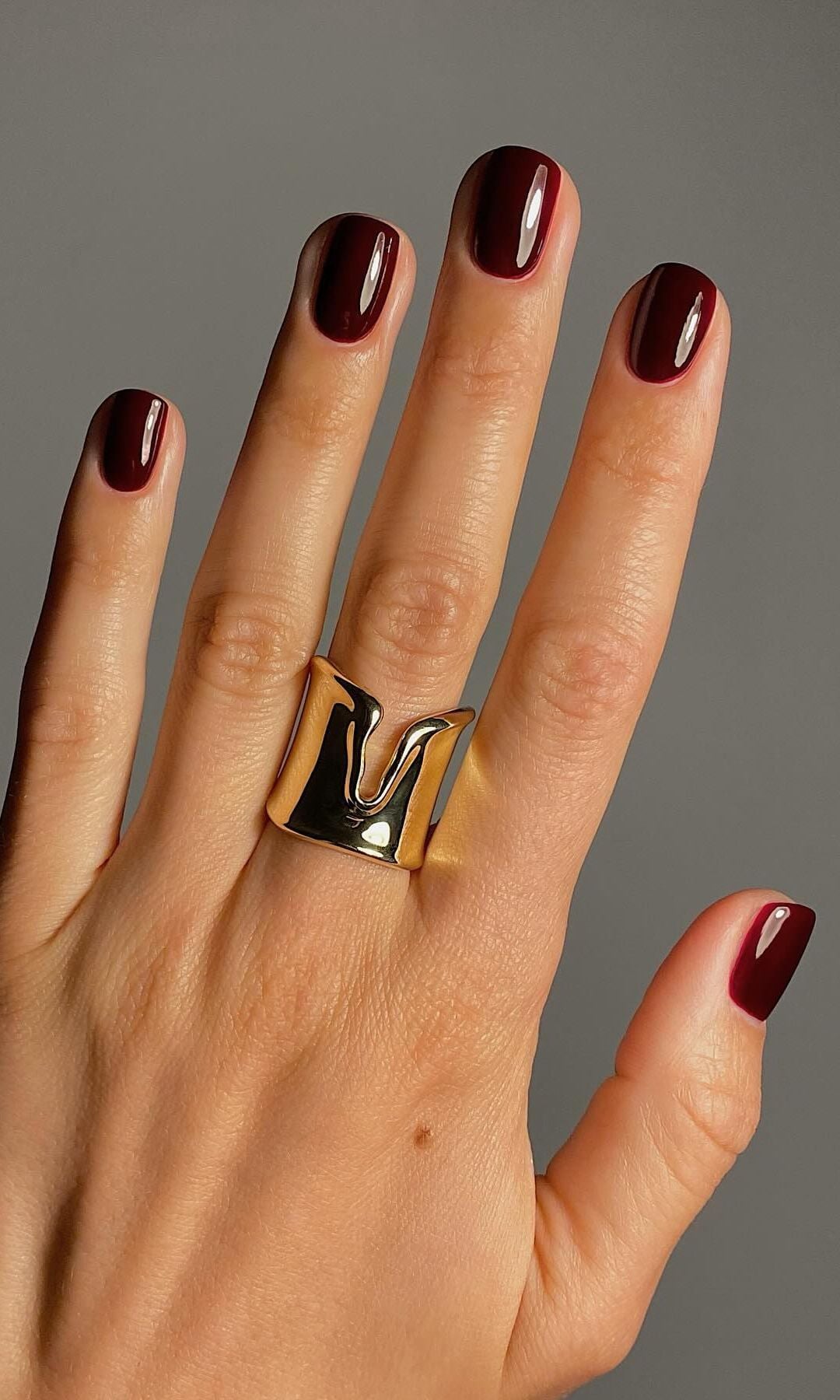 Manicura en color burdeos