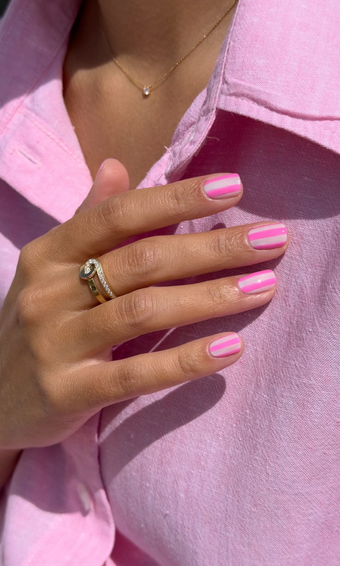 Manicura rosa de rayas