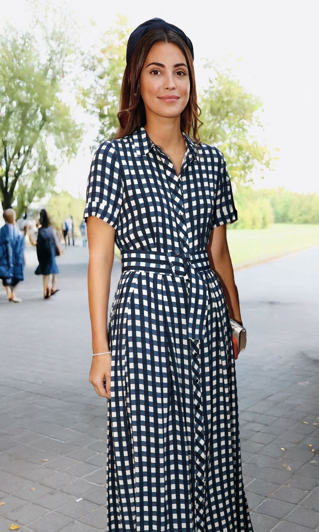 ACIERTO ESTILÍSTICO
La máxima de Alessandra es sencilla y efectiva: pocas piezas, pero aseguradas. Un vestido statement que protagonice el "look"  y accesorios minimal en colores bien escogidos completan el estilismo