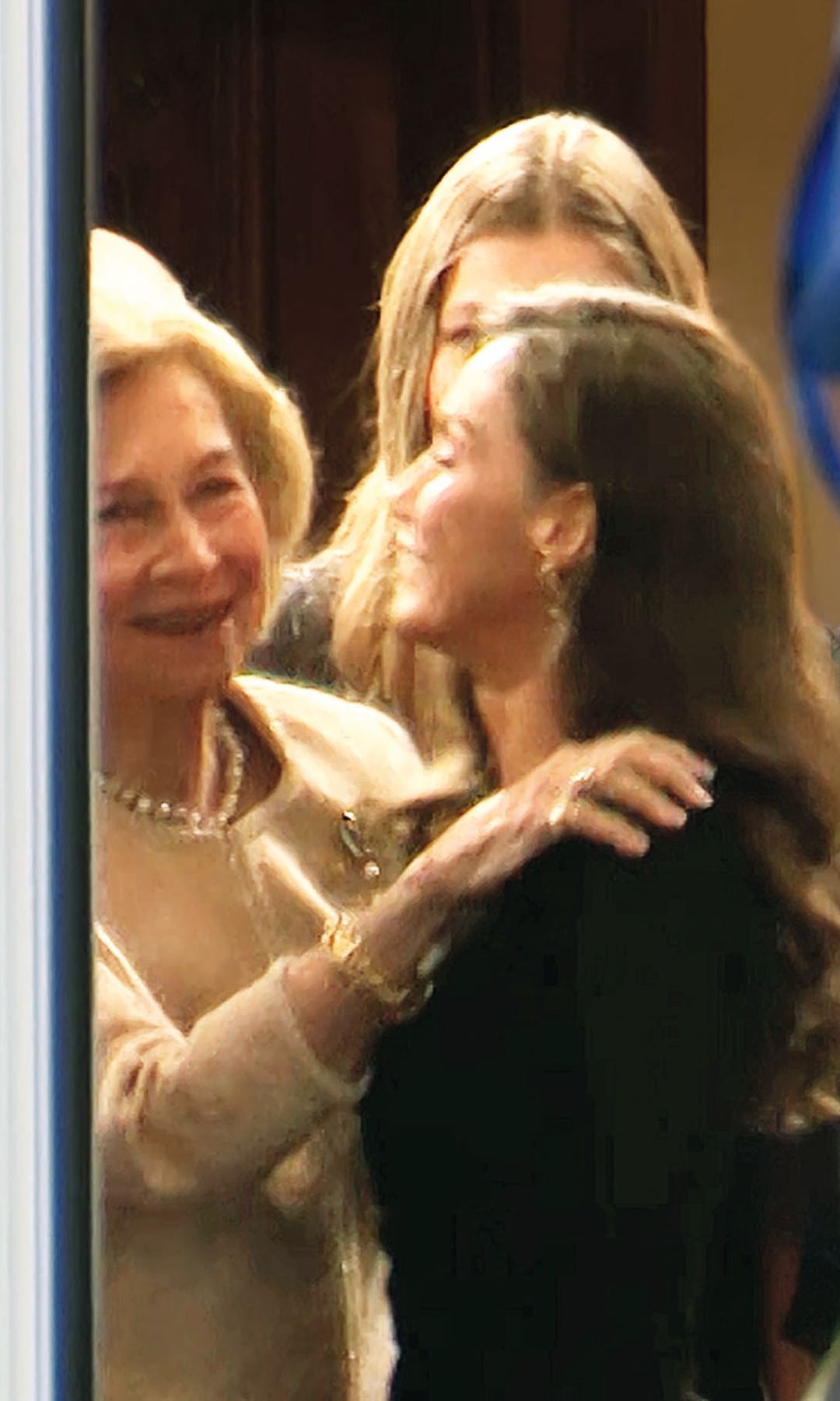 Dos imágenes del cariñoso beso de la Reina Letizia a la Reina Sofía