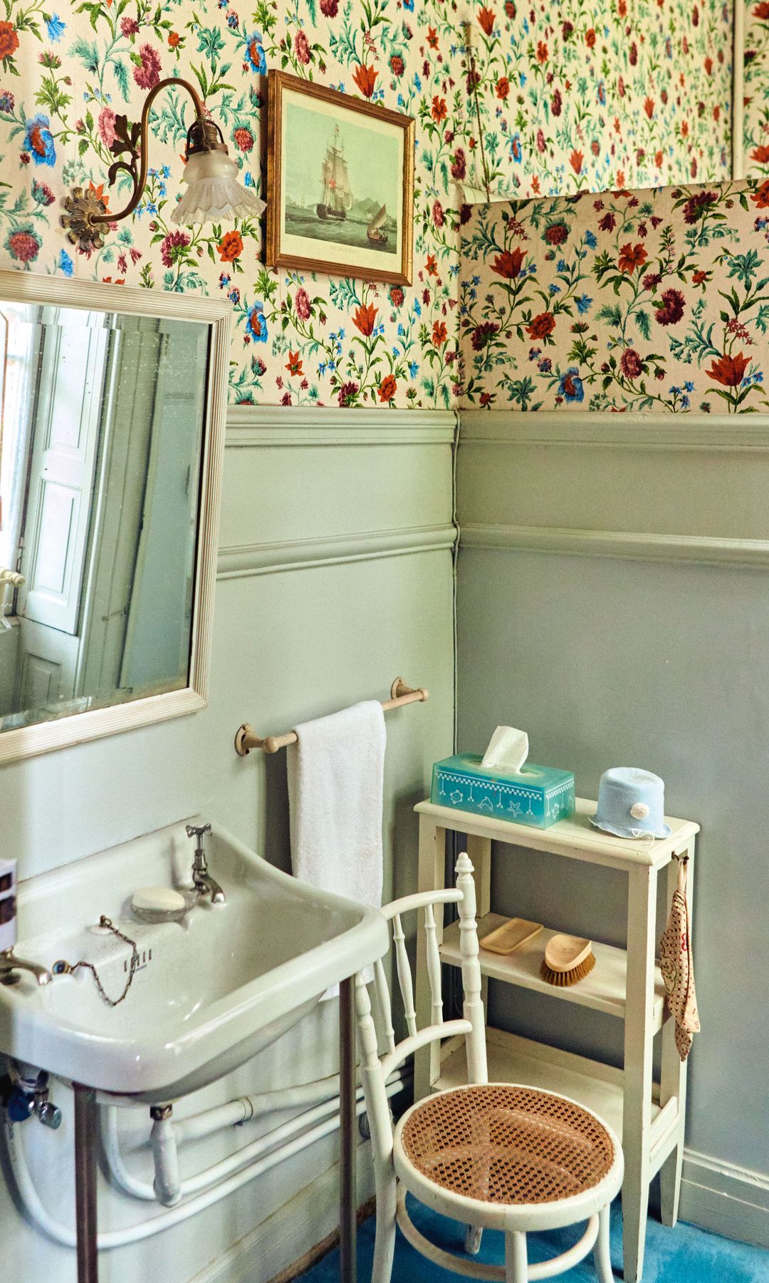 Un baño con decorado floral del Palacio de Arbaizenea