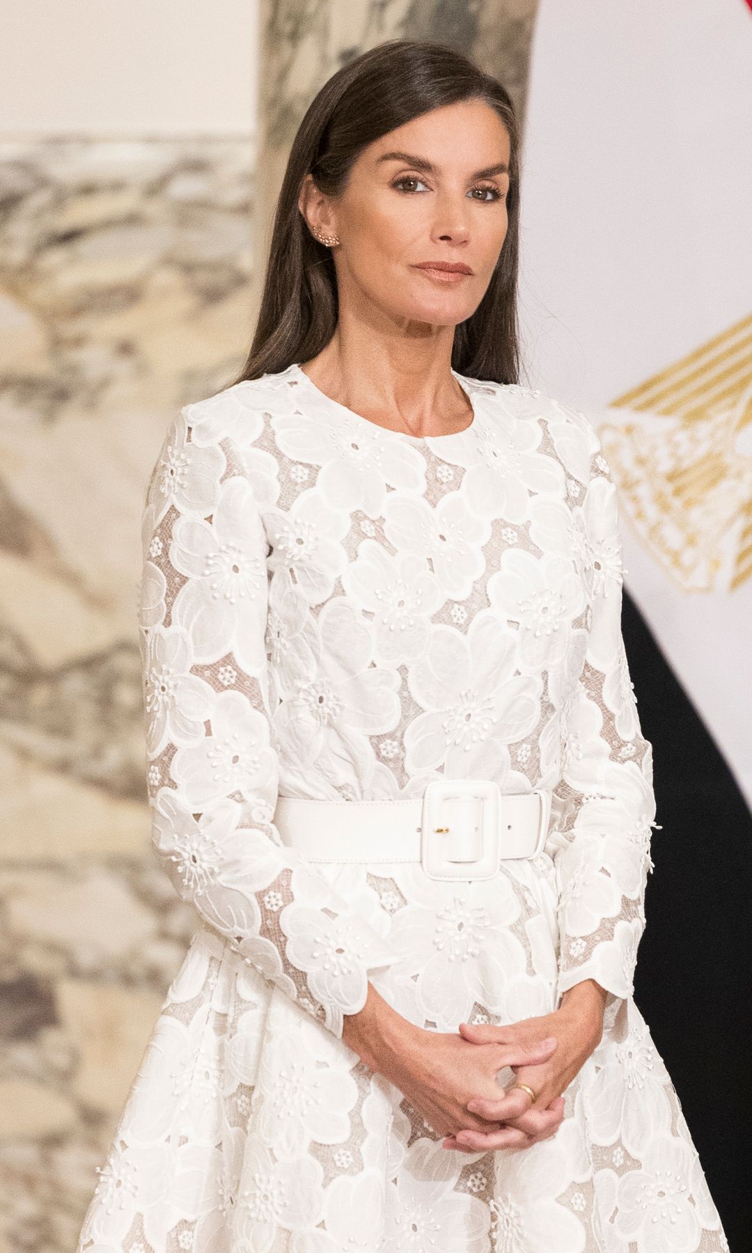 Se cumple un año del viaje de la reina Letizia a Egipto: 3 vestidos de invitada, chaqueta sahariana y pendientes artesanales