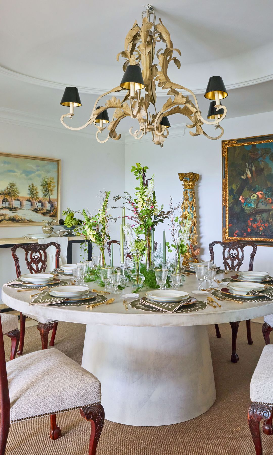 MESAS DE PELÍCULA
Los amplios espacios de la casa invitan a traer a gente y a componer mesas muy especiales, como la de estas fotografías, con mantel, bajo platos y servilletas de "Petit Ménage", su propia firma