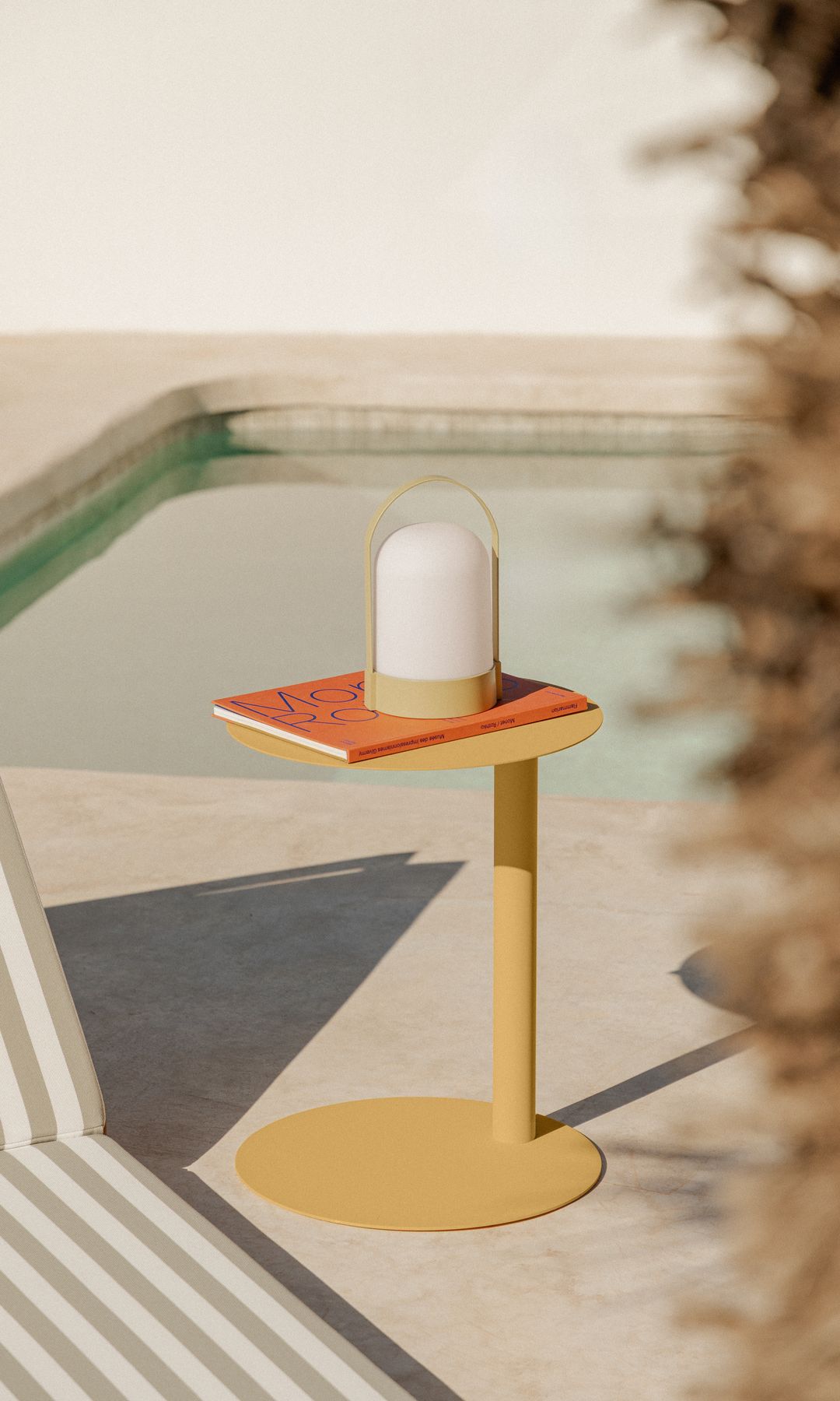 Mesita auxiliar en amarillo, junto a la piscina. De Sklum