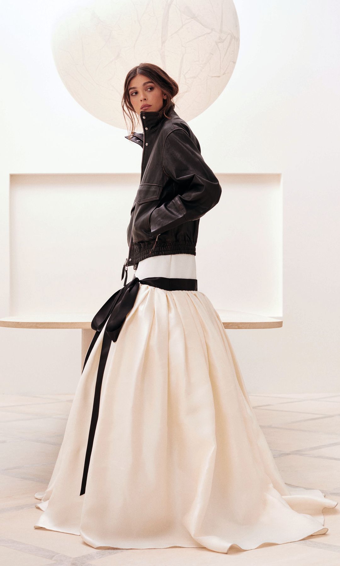 CUESTIÓN DE VOLUMEN 
Arquitectura y moda se dan la mano en piezas esculturales, como este vestido de Isabel Sanchis, que se combina con chaqueta de Zara