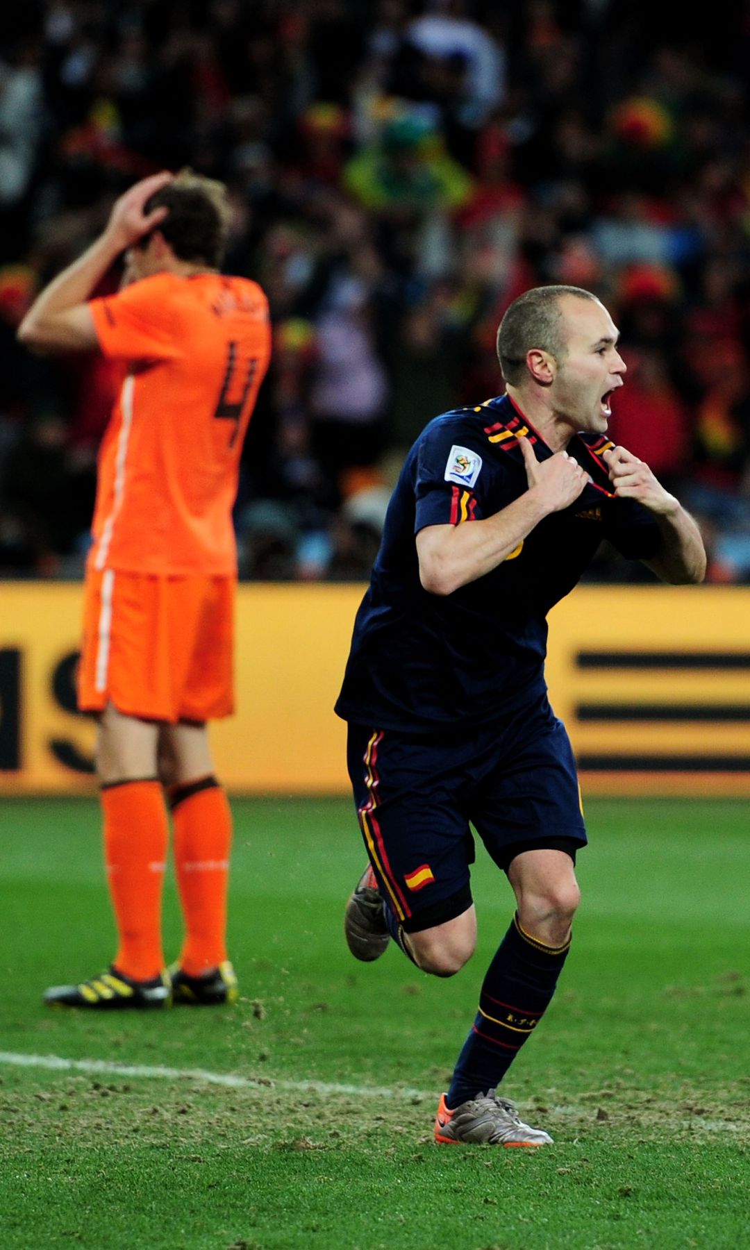 Iniesta celebrando la victoria en el mundial 2010 en johannesburgo