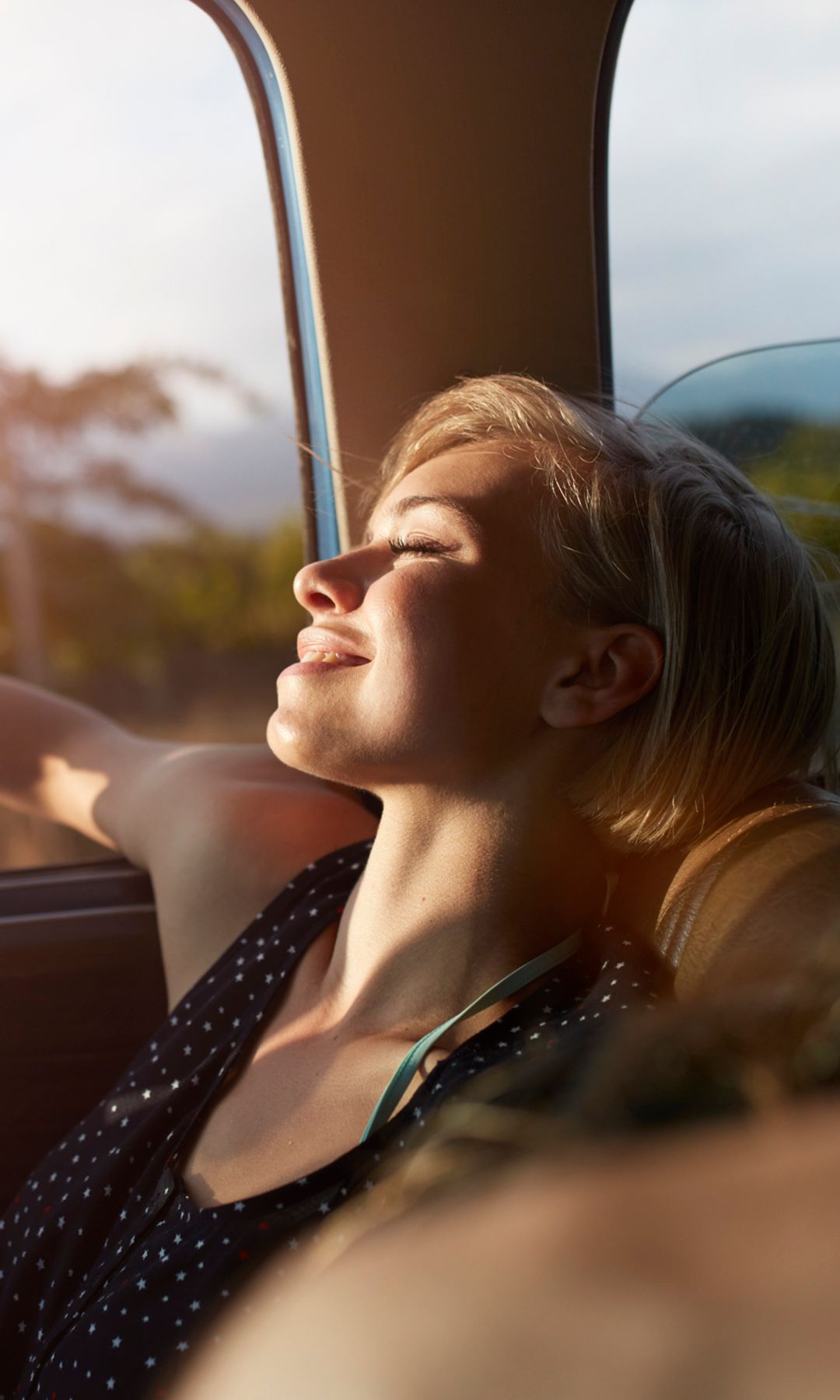 Mujer feliz en un coche viajando en vacaciones