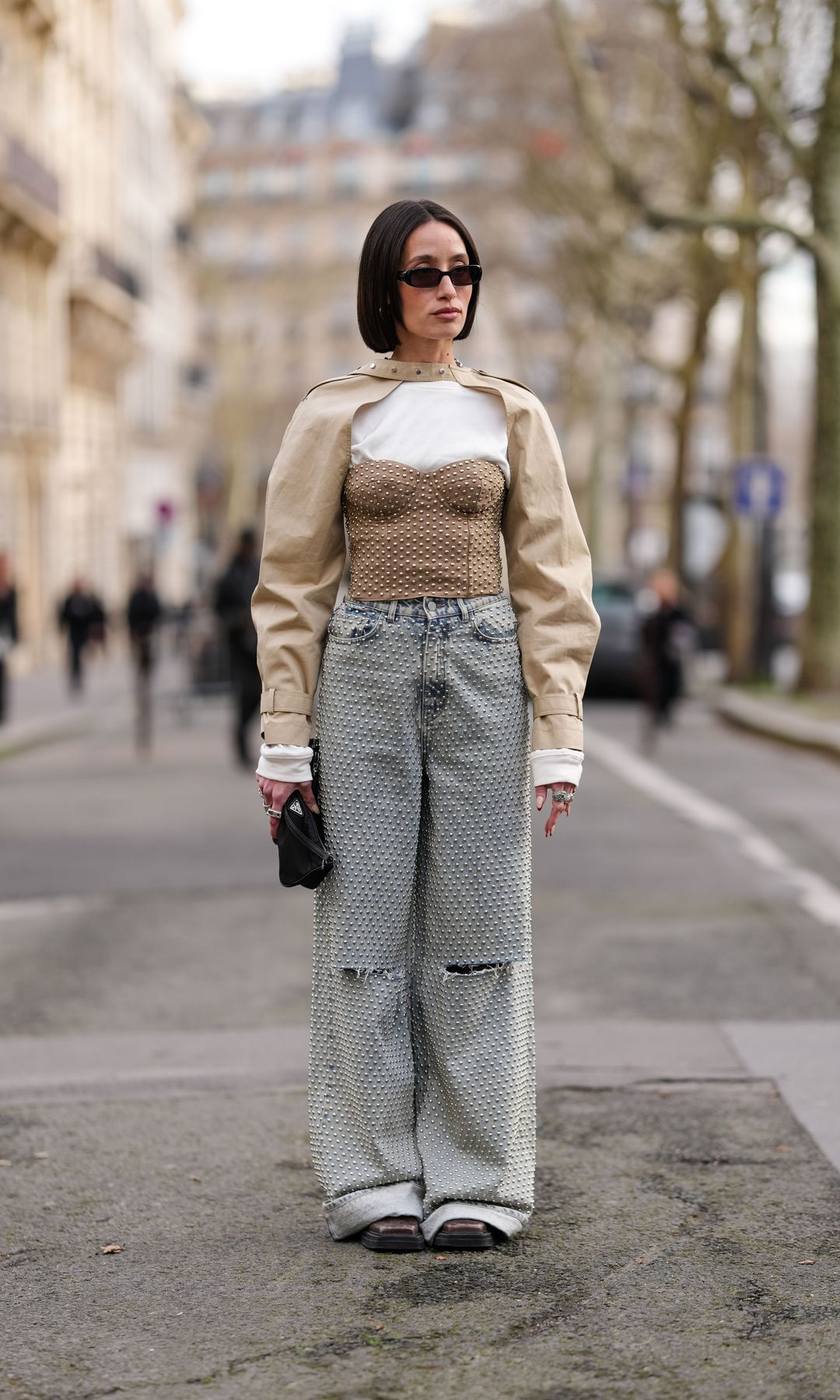 Llevar los jeans con brillos es uno de los estilos más icónicos de la temporada pero, si le sumas aberturas, será aún más creativo