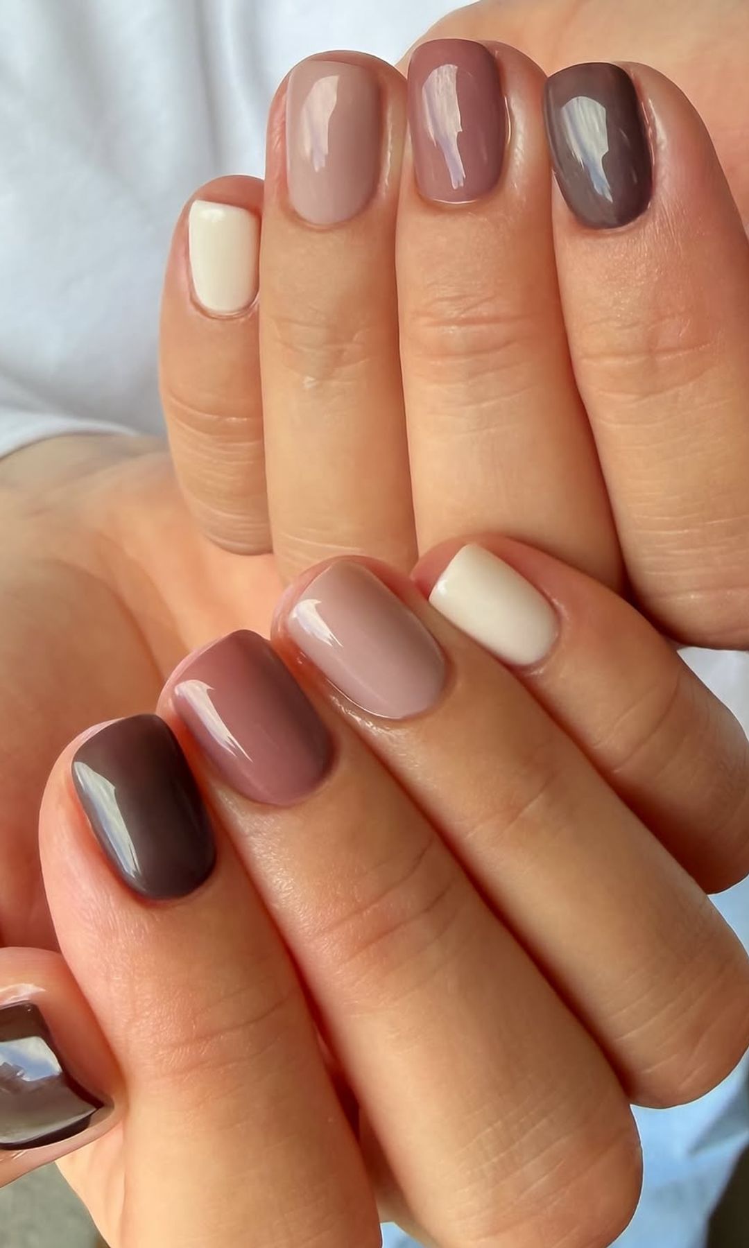 Manicura multicolor en tonos neutros