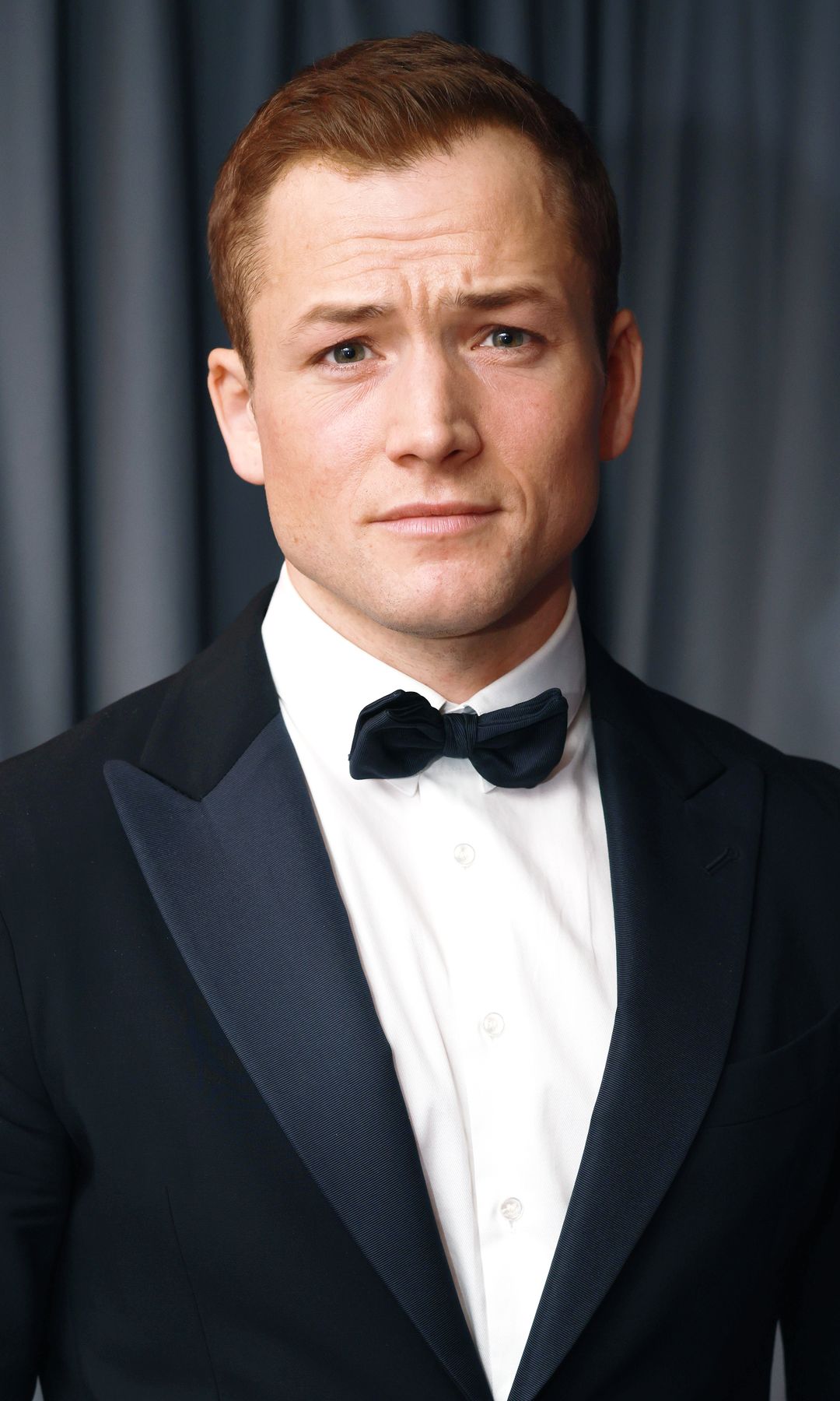 Taron Egerton en los BAFTA Film Awards 2023