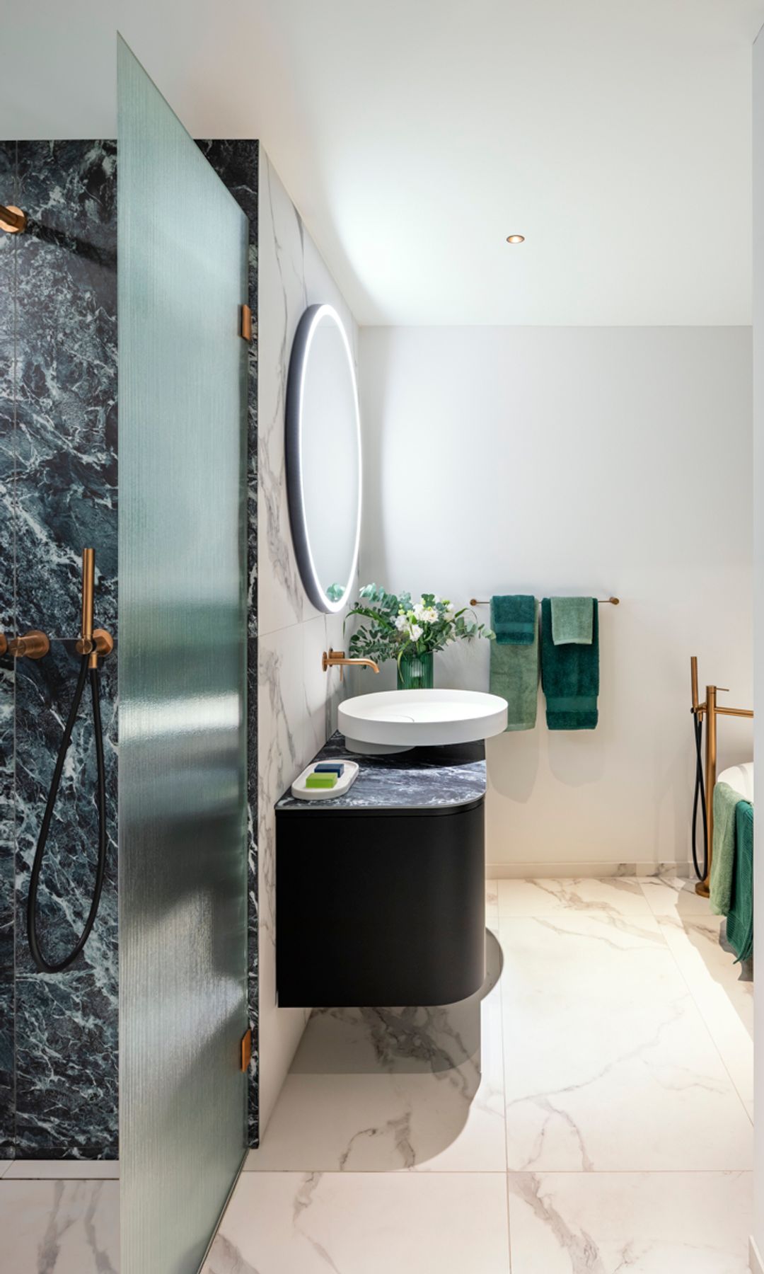 Baño principal en suite con ducha y bañera exenta