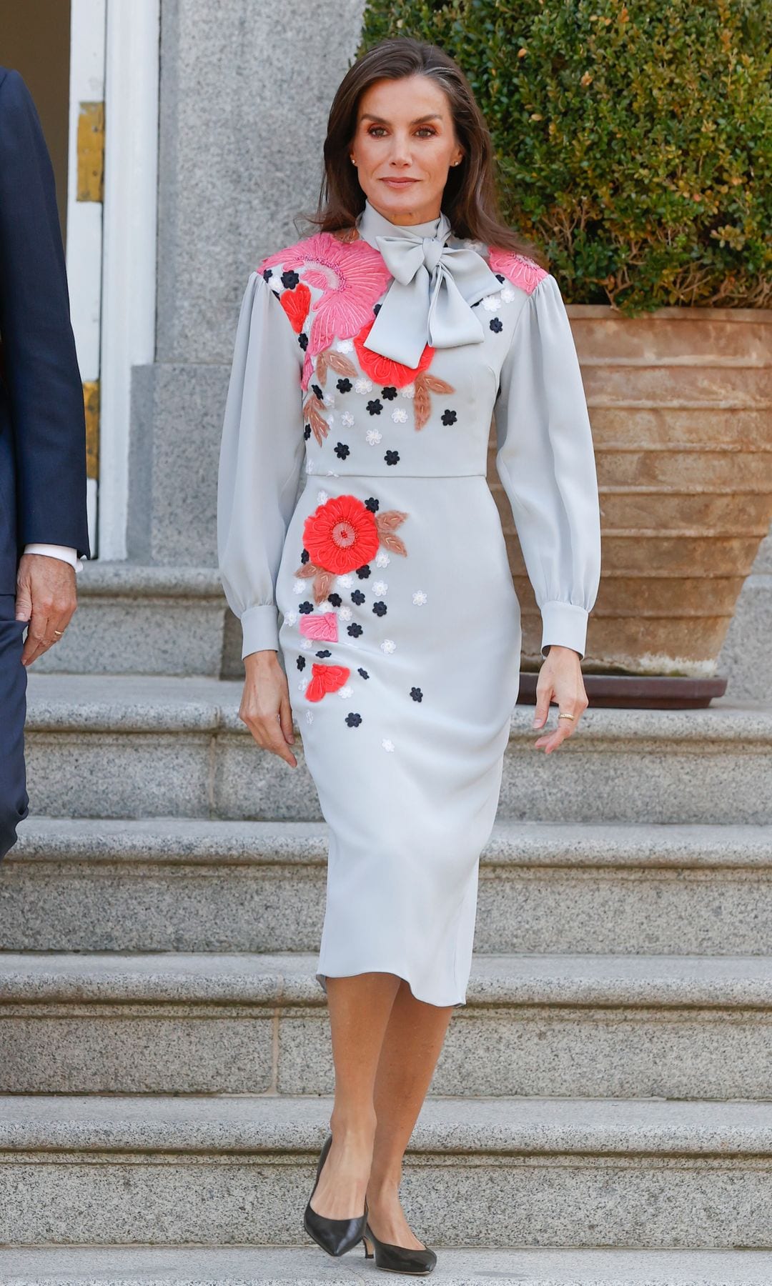 reina letizia vestido gris lazo