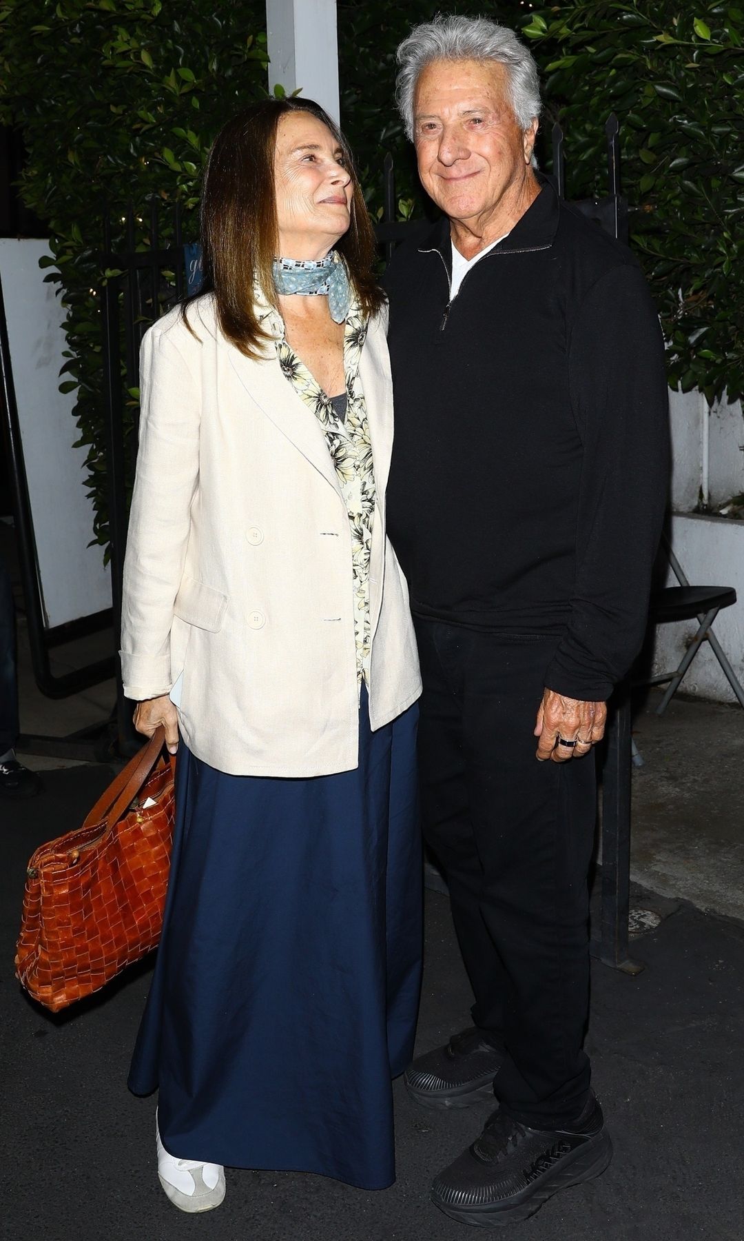 Quédate siempre con quien te mire como Lisa Hoffman mira a su marido, Dustin Hoff­man, el actor de clásicos como "Tootsie" o "Kramer contra Kramer". La pareja celebró, en Santa Mónica (California), el 88 cumpleaños del artista