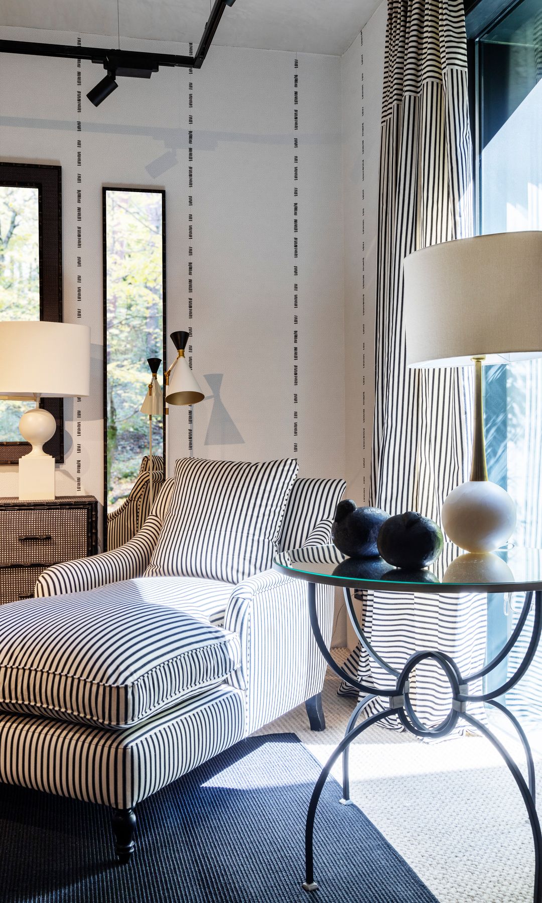 Rincón del salón con butaca y cortina con el mismo estampado