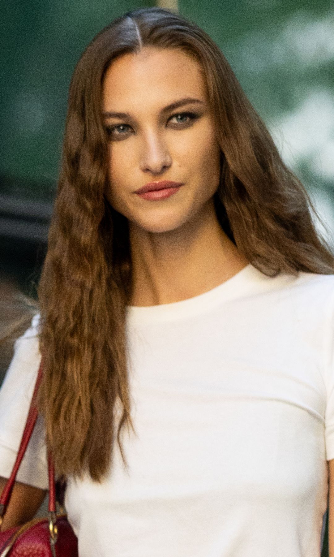 Modelo en la Semana de la Moda de Milán con camiseta blanca 