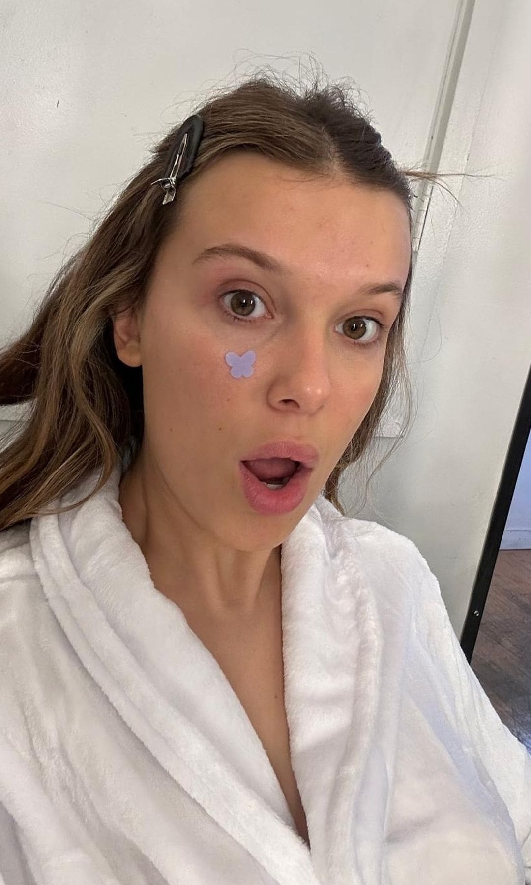 Millie Bobby Brown con sus parches para granos