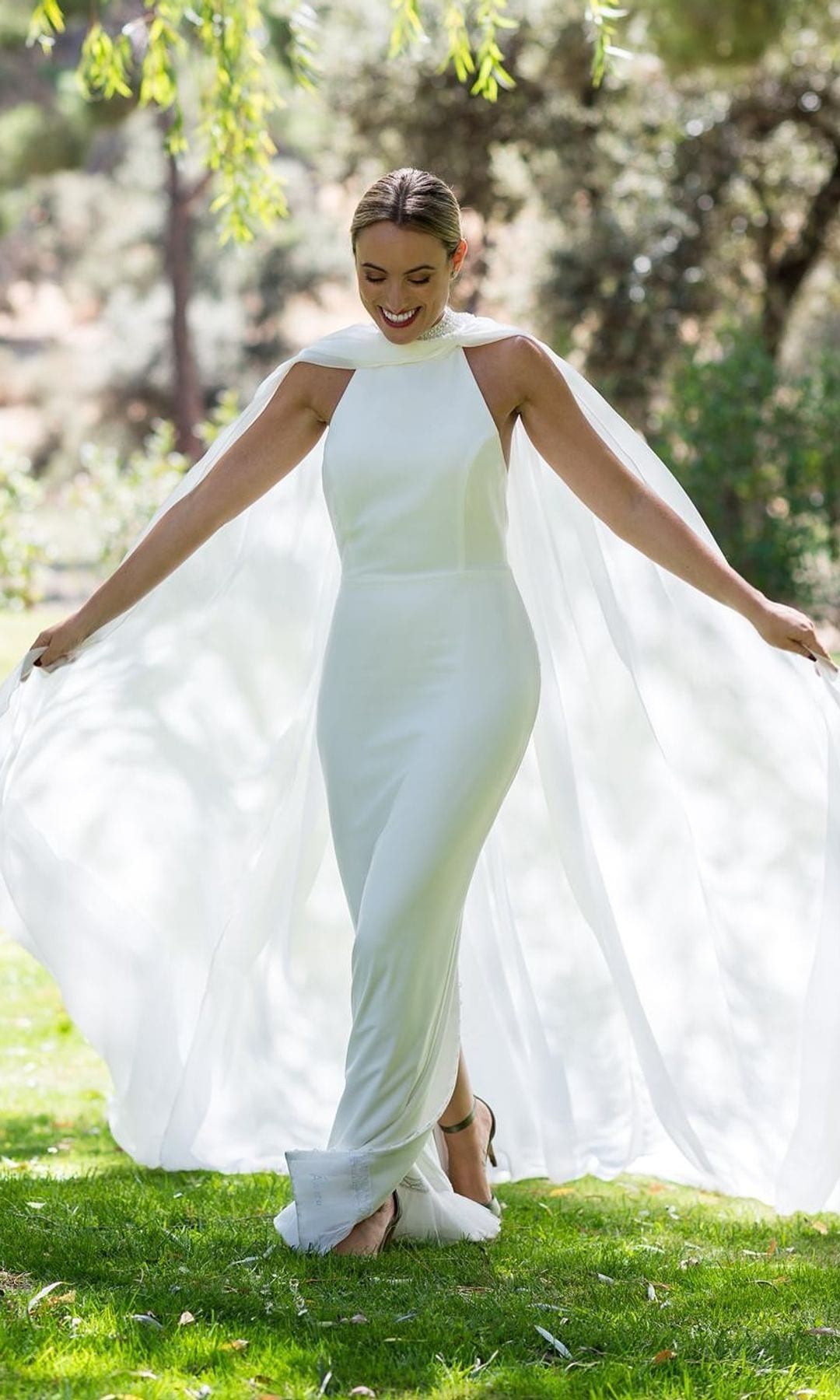 Vestido de novia de María Baraza con capa