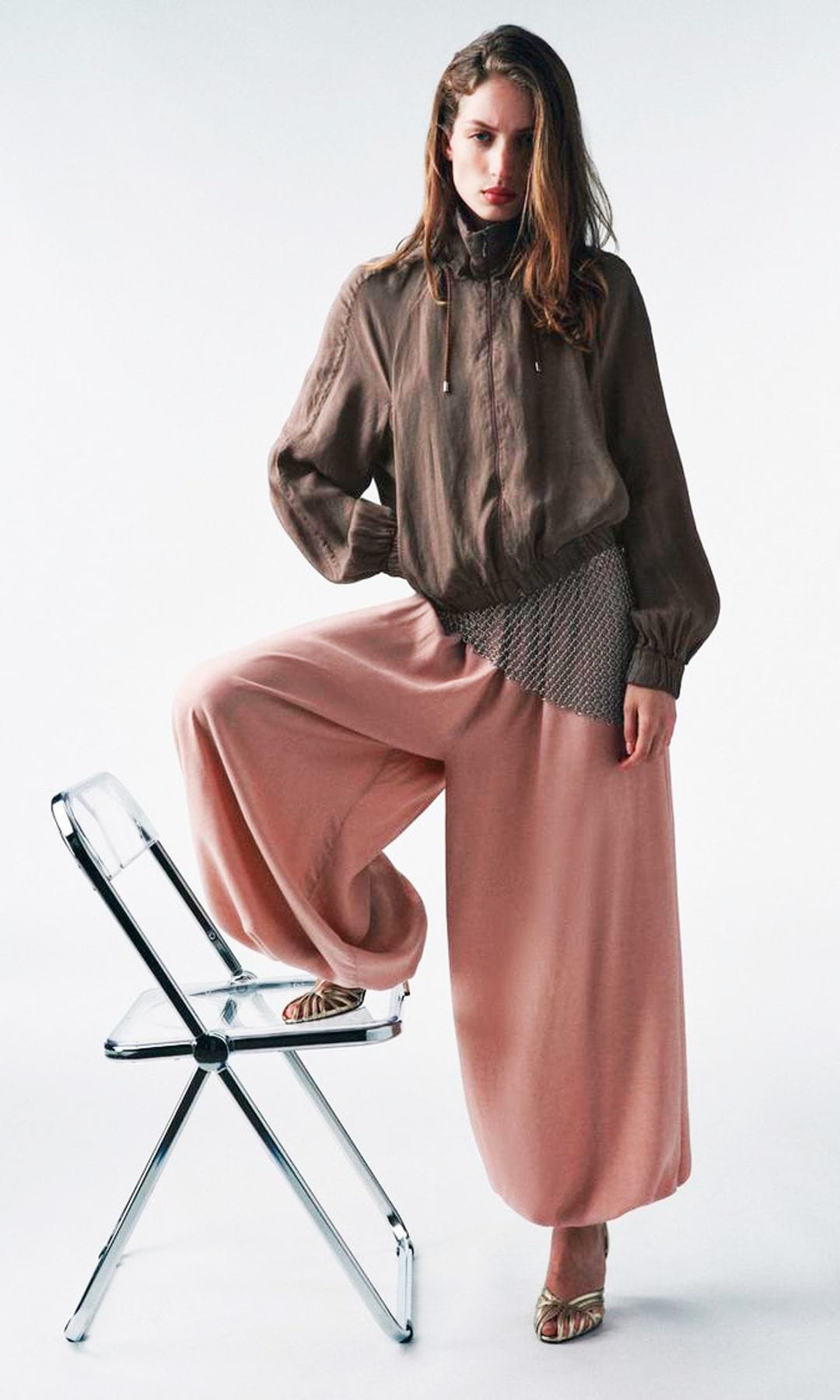 Pantalón fluido rosa bombacho de Zara