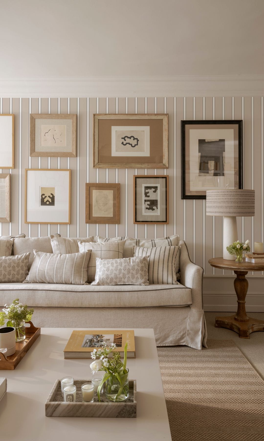 Salón con una pared empapelada