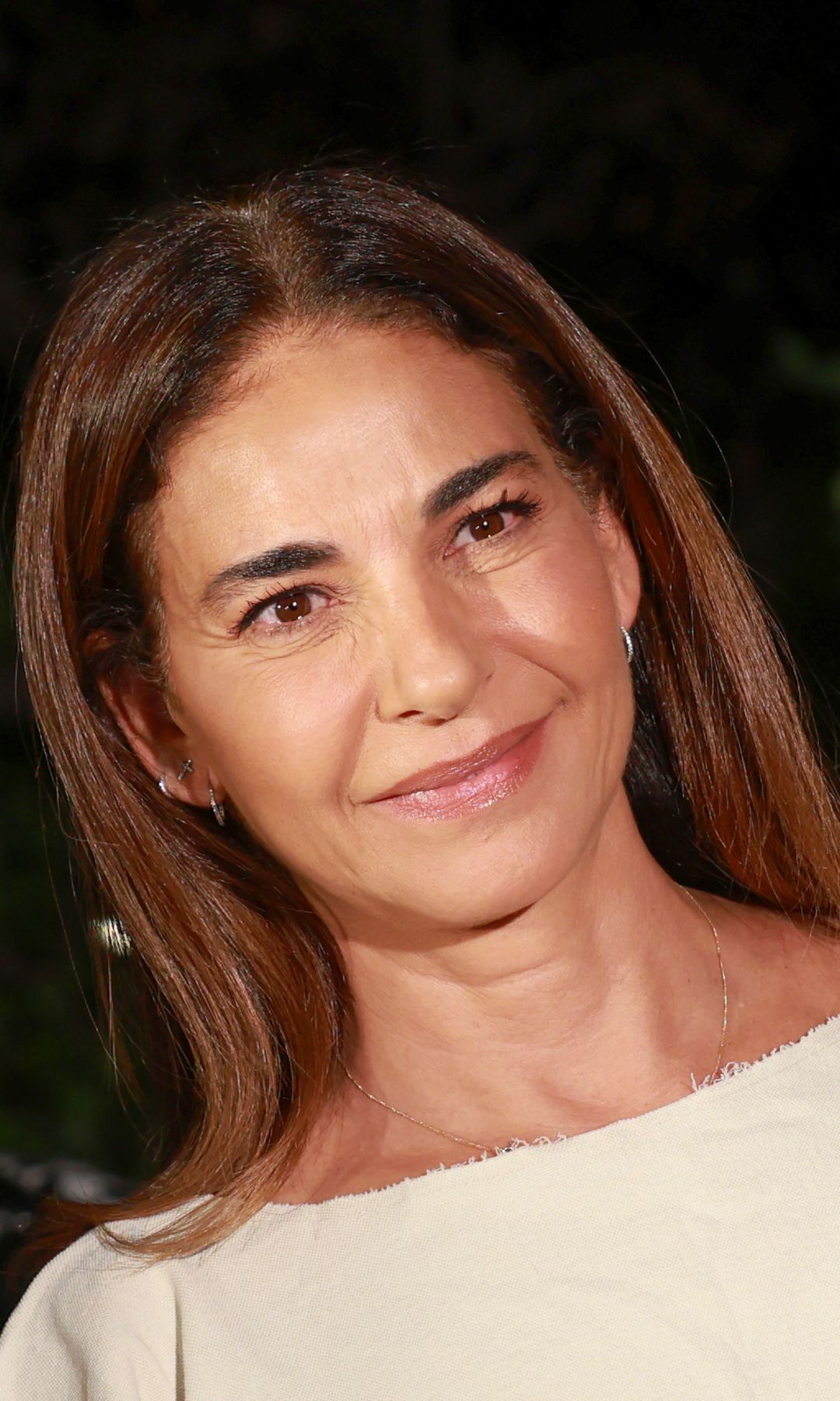 Mariló Montero, invitada ideal en el desfile de Martín Alcalde: su favorecedor traje blanco para una noche de otoño
