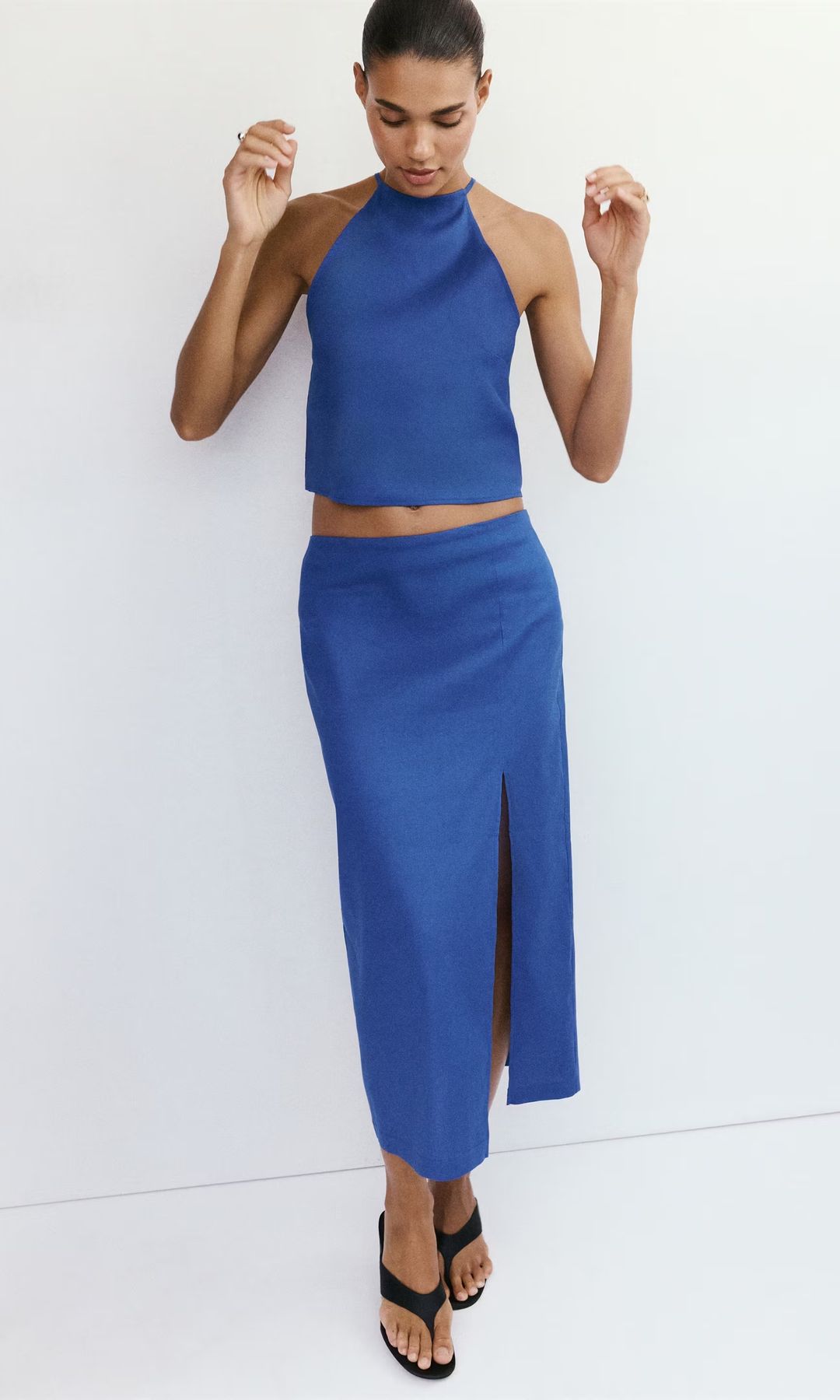 Conjunto azul de falda y top halter en mezcla de lino y algodón, de Mango