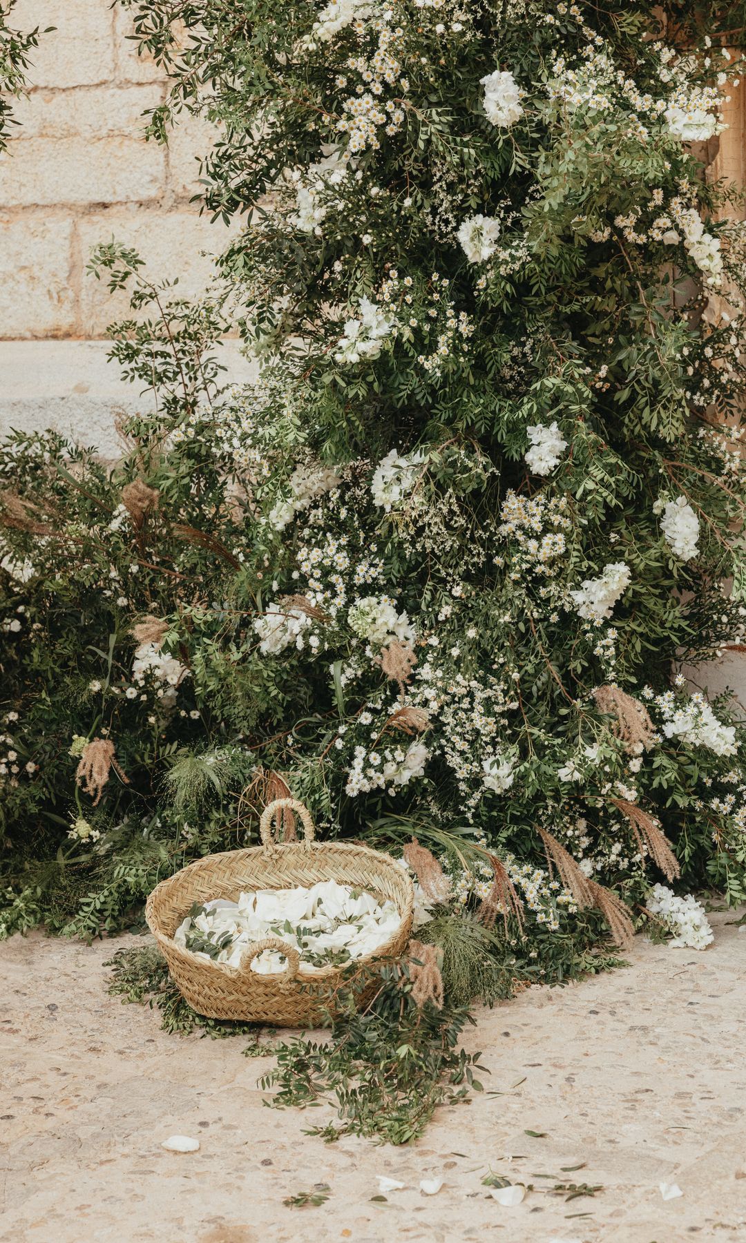 Decoración de iglesia de una novia con vestido de Navascués