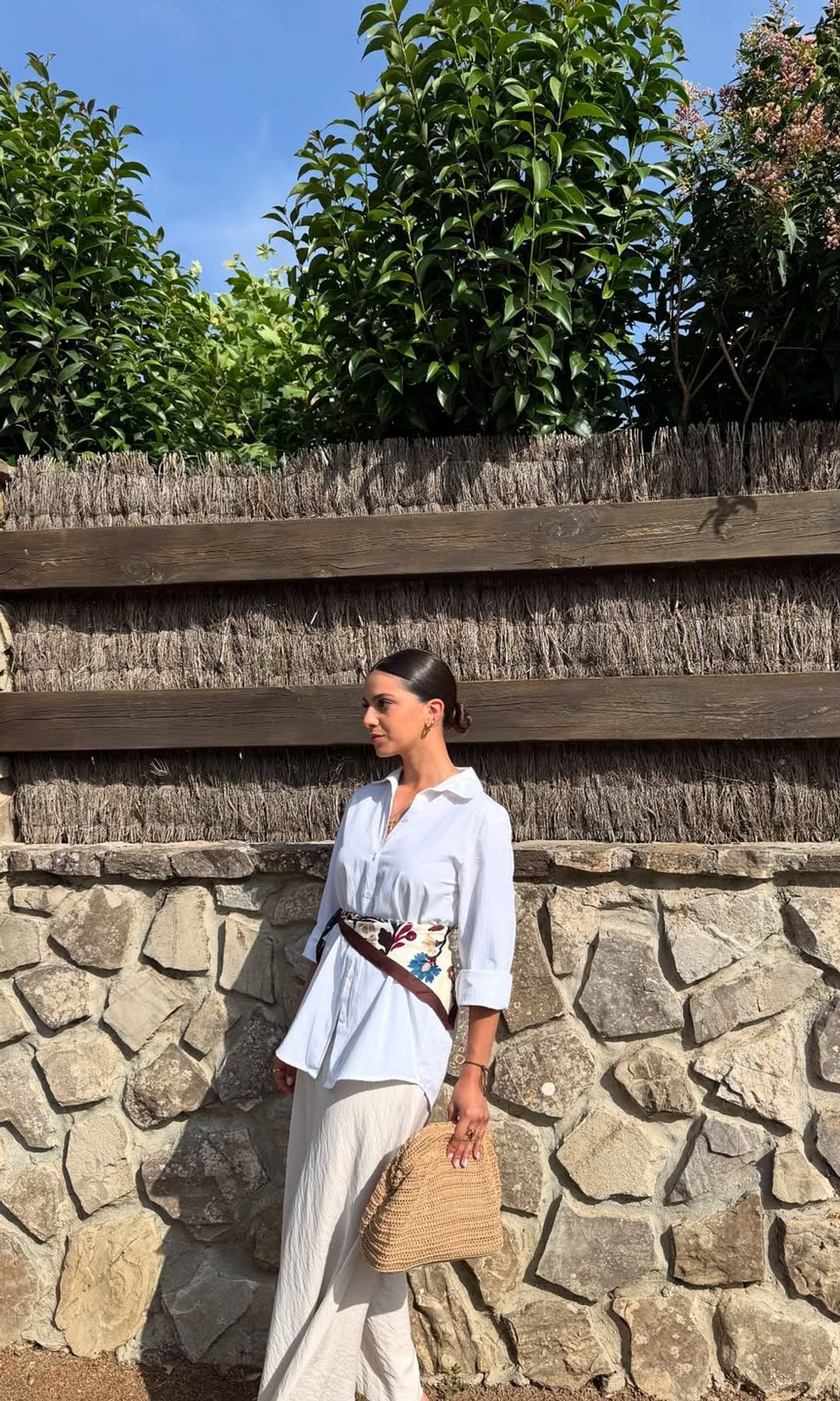 camisa y pañuelo a la cadera