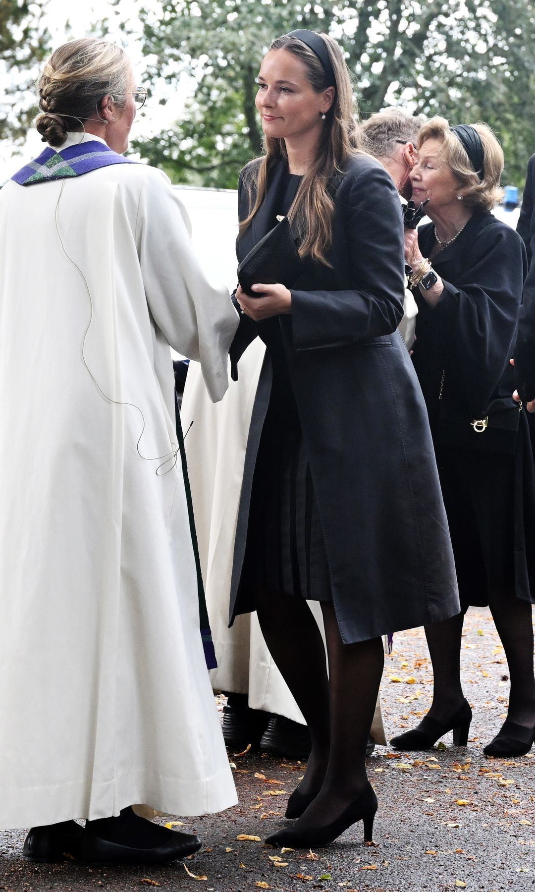 a reina Sonja de Noruega y la princesa Ingrid Alexandra asisten al servicio fúnebre por el rey Harald V
