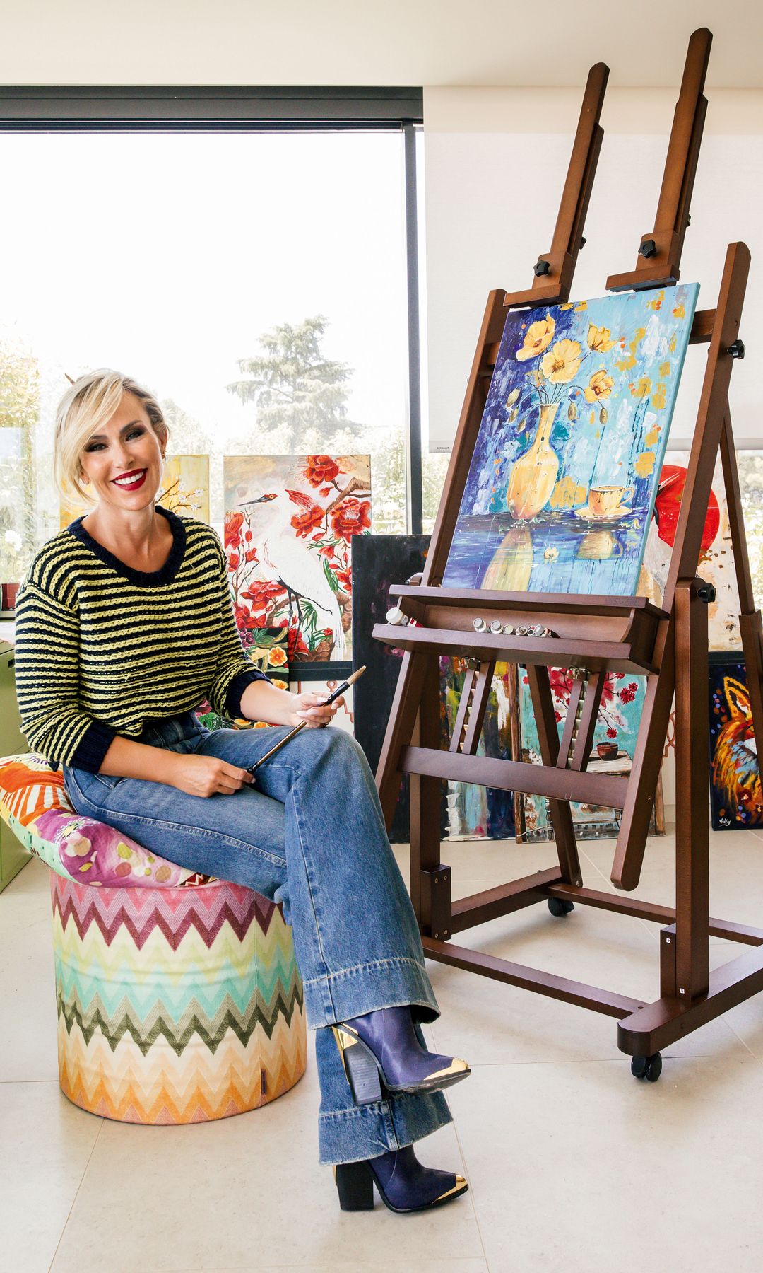 Victoria, pincel en mano, en su estudio de pintura: «Con los años, esta faceta quedó en pausa por las mudanzas, los hijos y las responsabilidades, pero ahora, que tengo más tiempo, he vuelto con fuerza», nos cuenta nuestra anfitriona