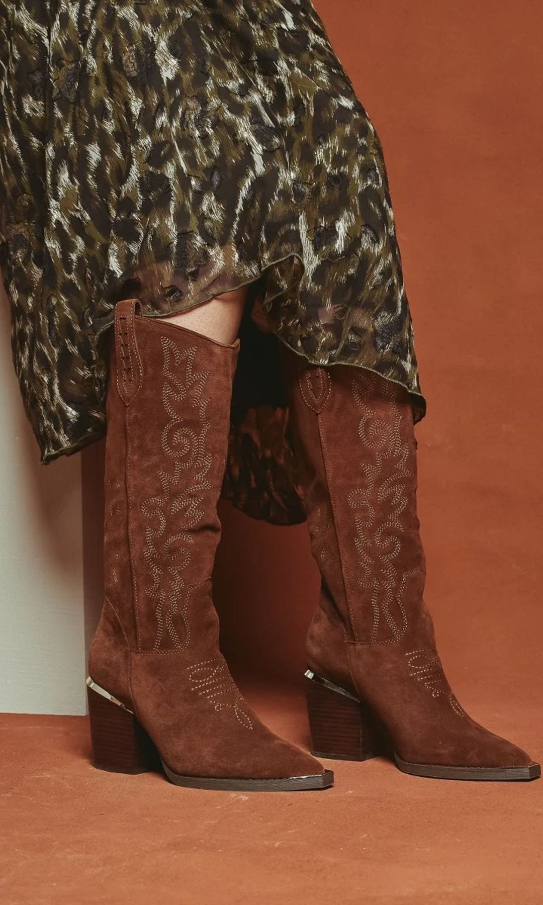 Bota 'cowboy' bordada de Monica Ecco (170 euros).