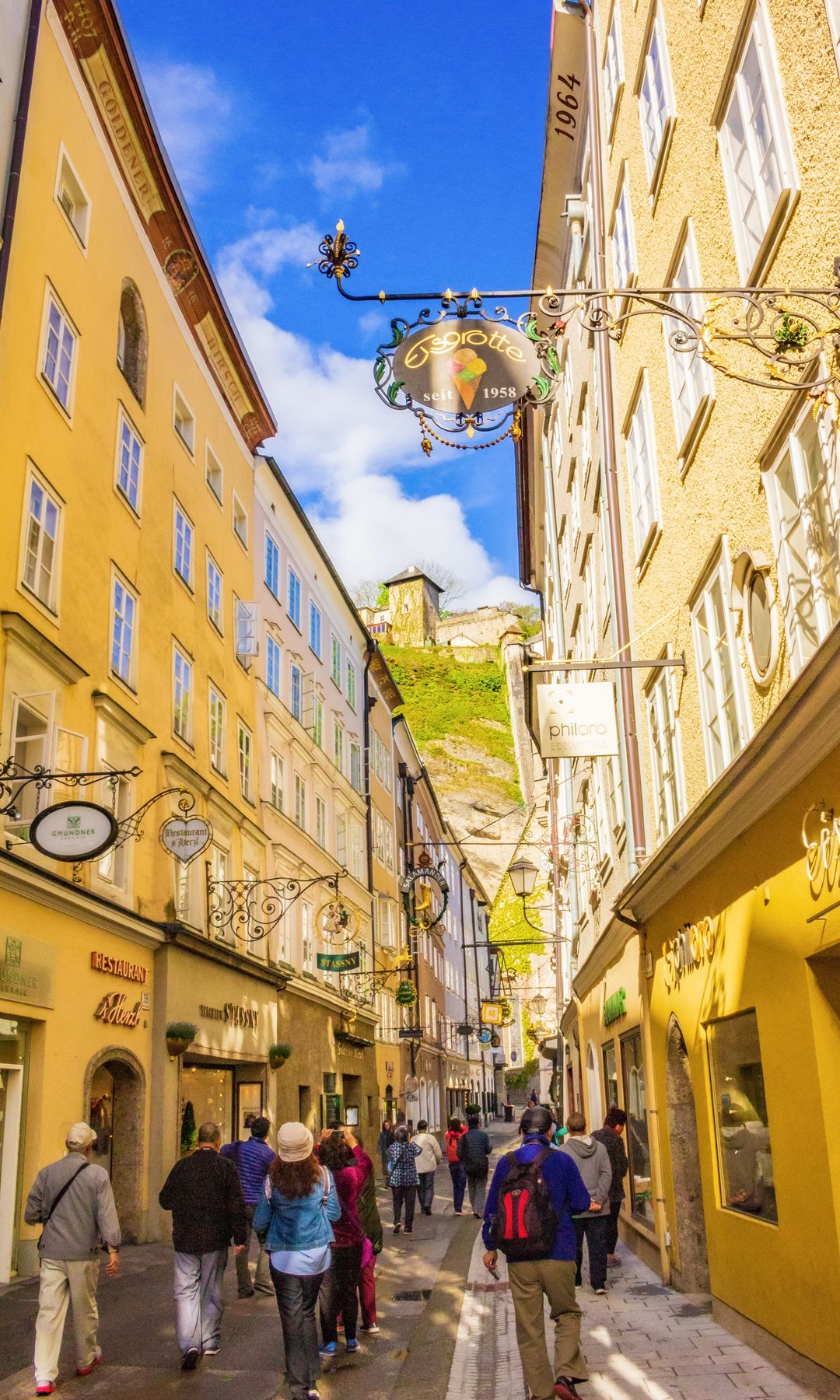 Getreidegasse, una concurrida calle comercial en el histórico Altstadt de Salzburgo, Austria