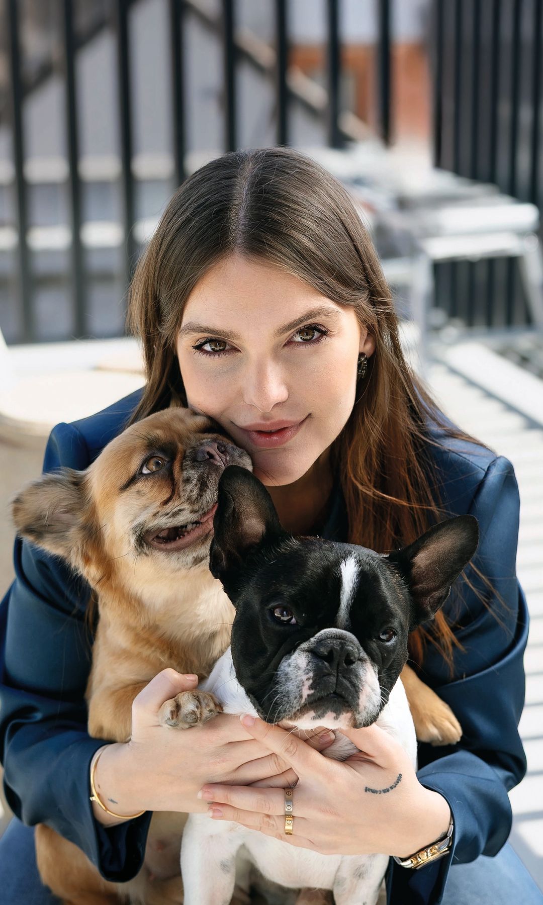 Sofía Bono posa con sus dos perros. A la izquierda, de color canela, Gala, de un año, bulldog francés fluffy; a la derecha, Taco, blanco y negro, de cuatro años