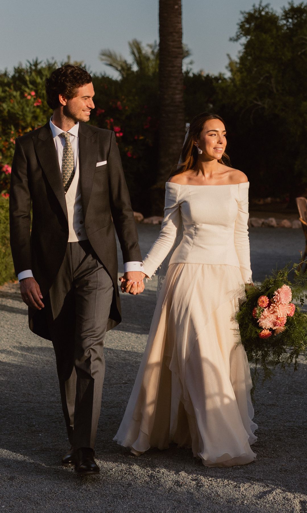 María, hija de Pepín Liria, junto a su ya marido, por los exteriores del lugar elegido para la celebración de su boda