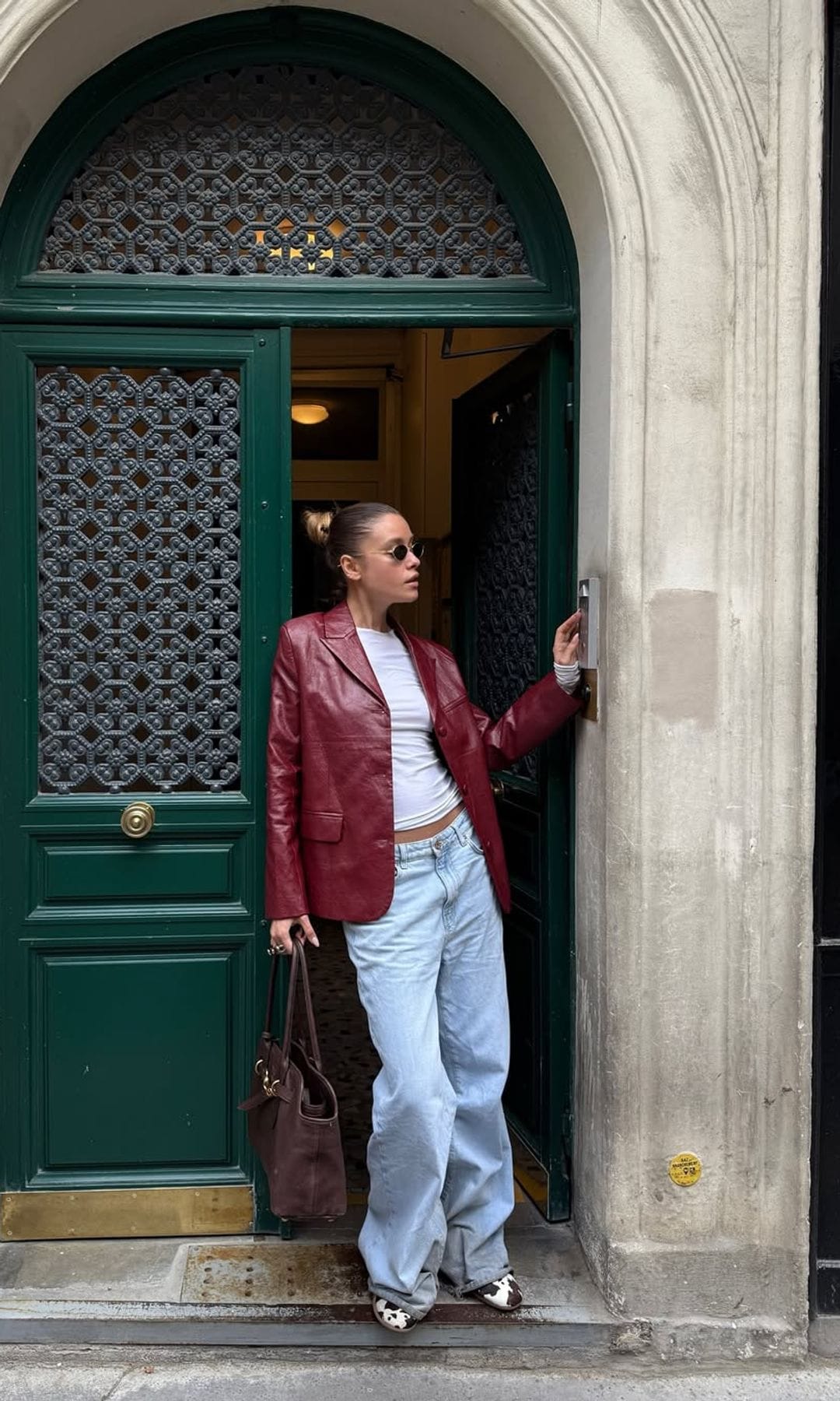 vaqueros con top blanco y blazer burdeos