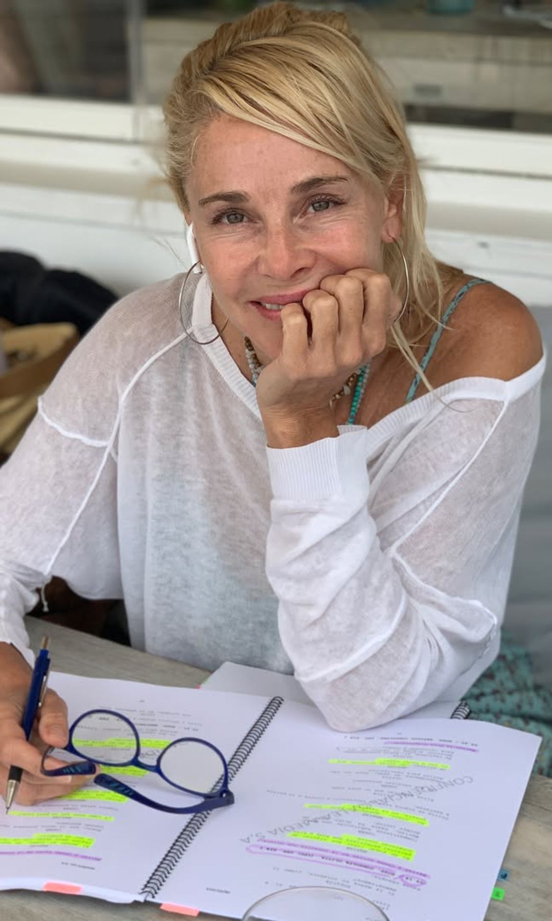 Belén Rueda estudiando un guion