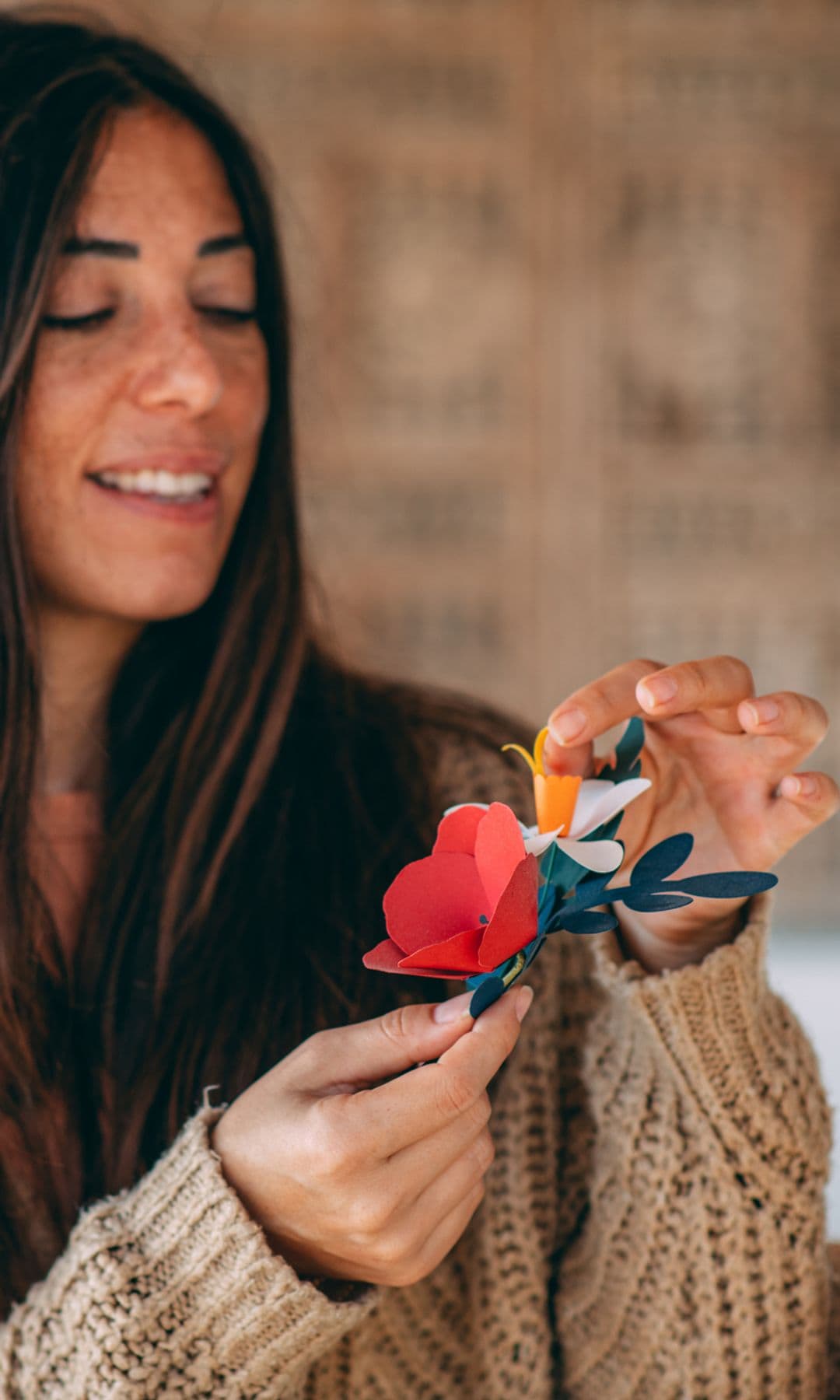 Una mujer practicando papiroflexia