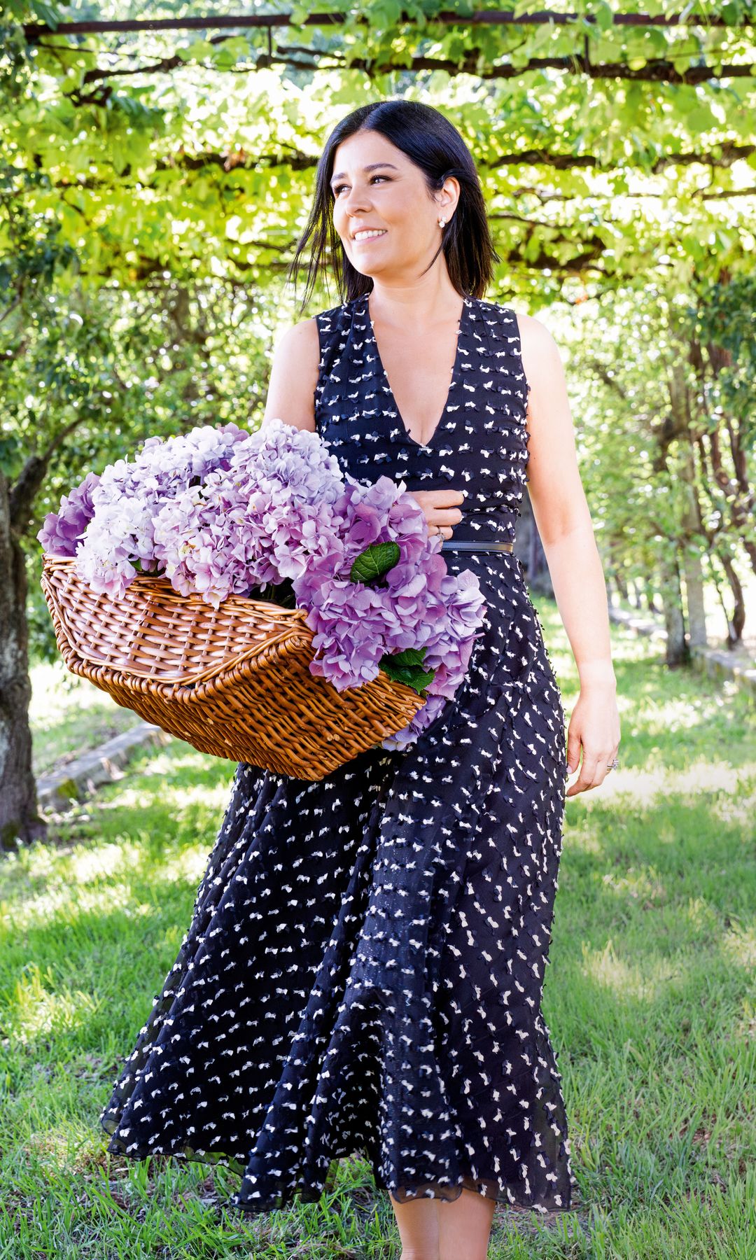 Catarina disfruta de la primavera en el jardín de la casa. 