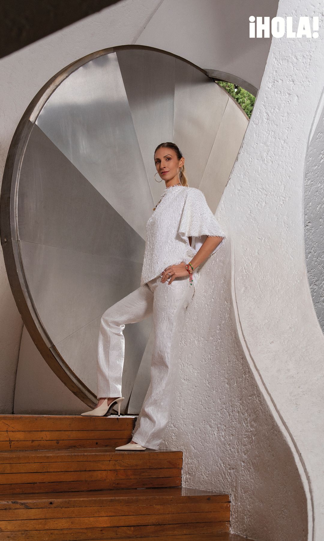 Viviana posa en una blusa y pantalón de Alfredo Martínez.