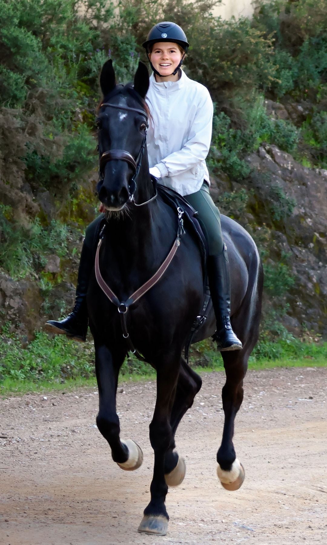 Como suele ser habitual cada vez que pasa unos días en España, Victoria Iglesias salió a montar a caballo por los alrededores de la finca que su padre tiene en la localidad malagueña de Ojén.