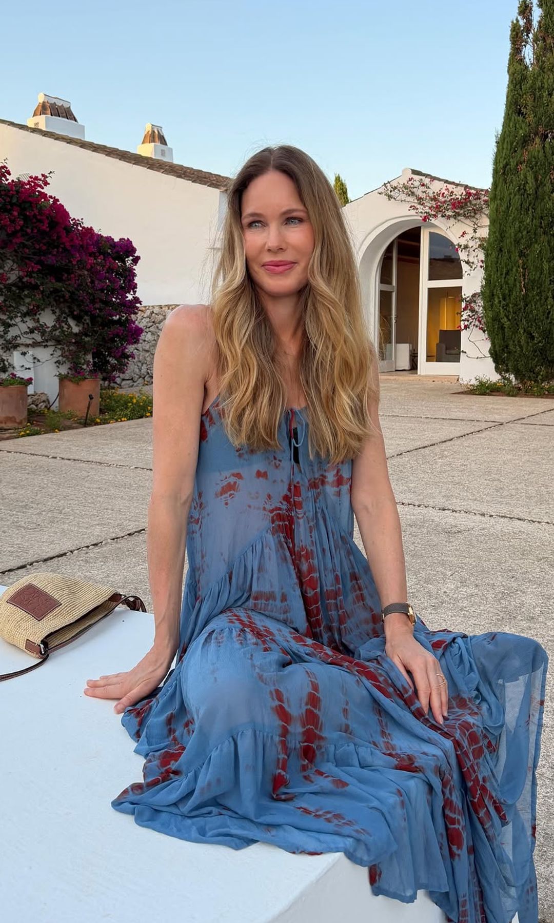 Helen Svedin y Martina Figo inauguran el verano en Menorca con sus looks: la modelo apuesta por el estilo bohemio y su hija por el aire 'vintage' de los 2000